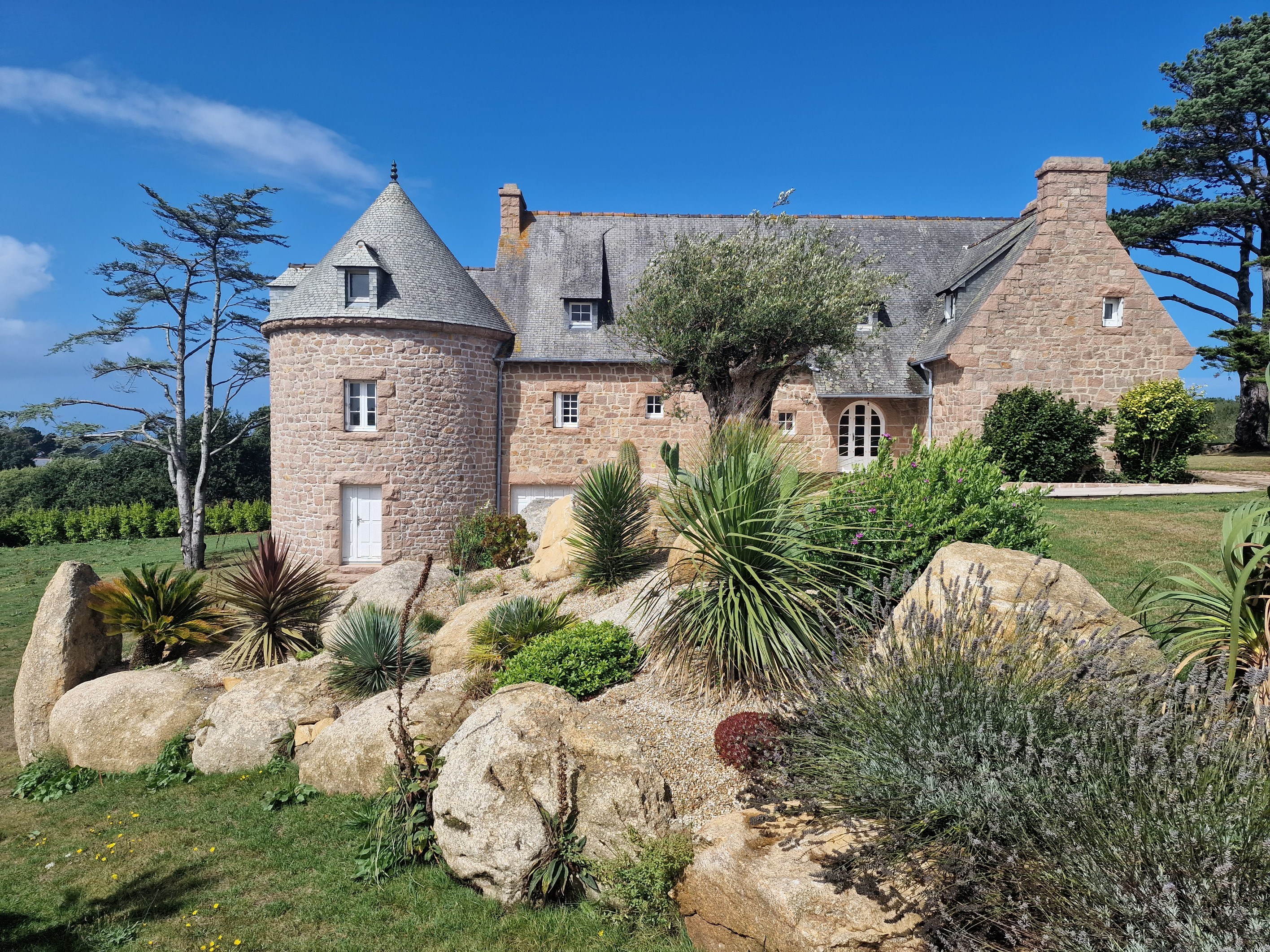  An Exceptional Coastal Estate in Plougrescant: A Canvas for Bespoke Luxury - 物件實景
