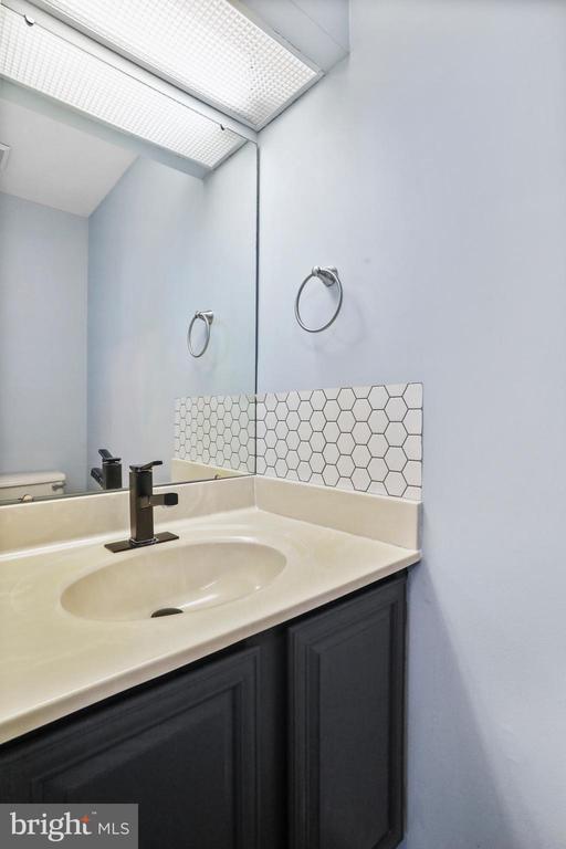 Sterling, Virginia, 20164, United States, 2 Bedrooms Bedrooms, ,3 BathroomsBathrooms,Residential,For Sale,2015095