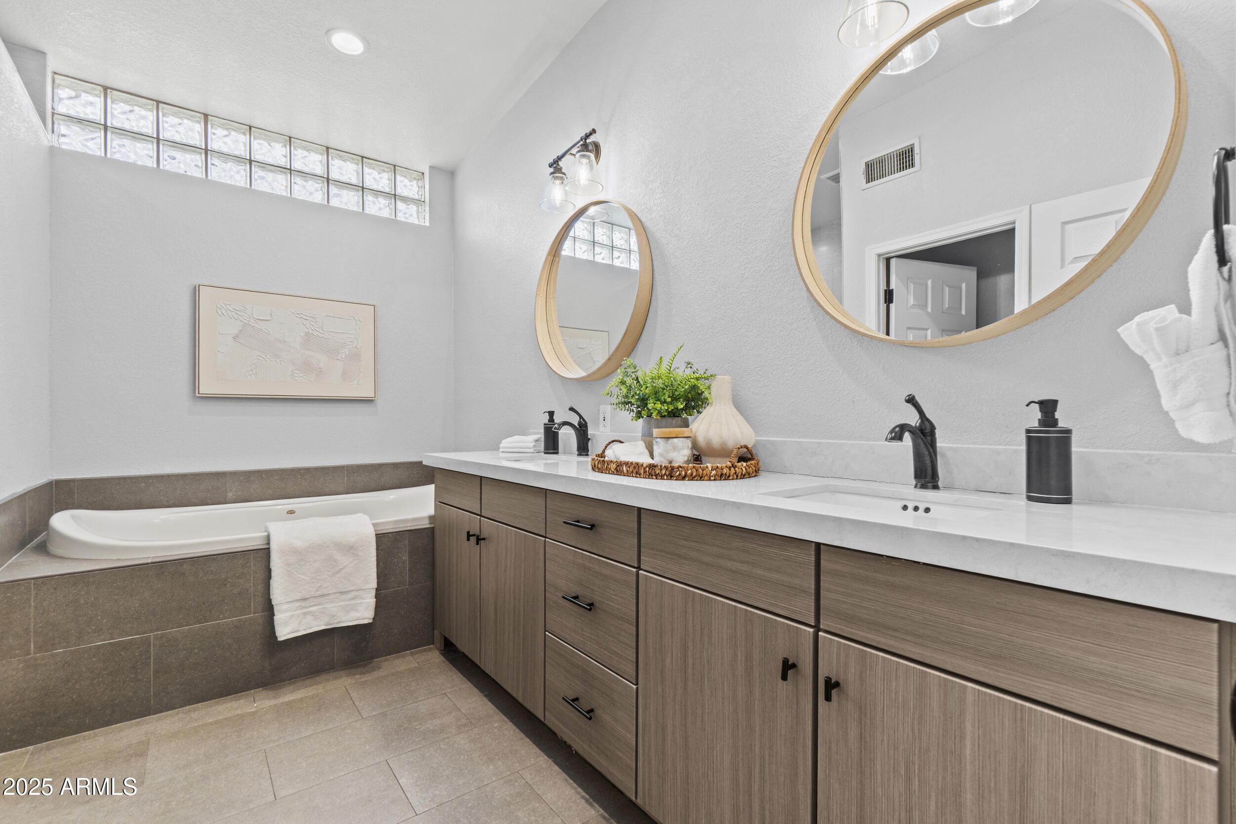 Phoenix, Arizona, 85018, United States, 6 Bedrooms Bedrooms, ,4 BathroomsBathrooms,Residential,For Sale,2002076