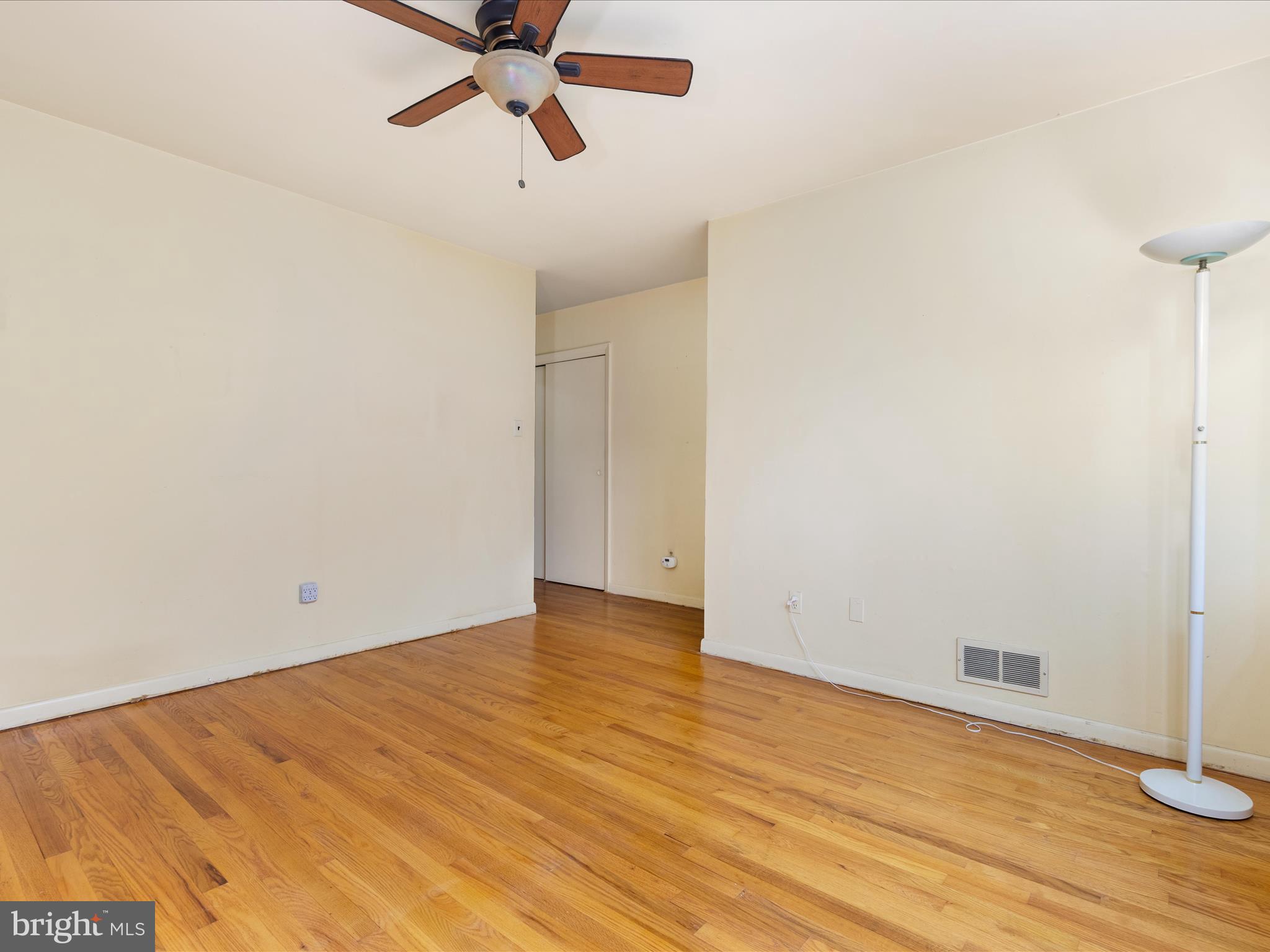 Falls Church, Virginia, 22043, United States, ,Residential,For Sale,1914114