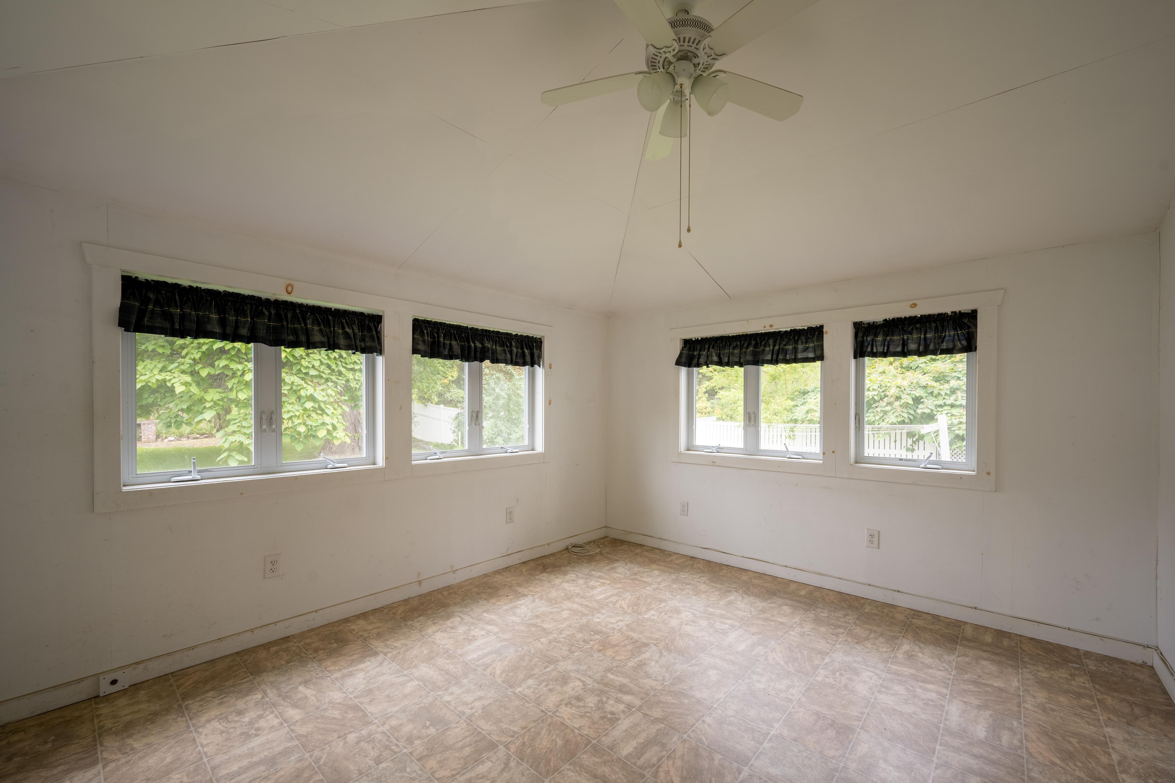  92 Champlain Avenue, Ticonderoga, NY, 12883 - 物件實景