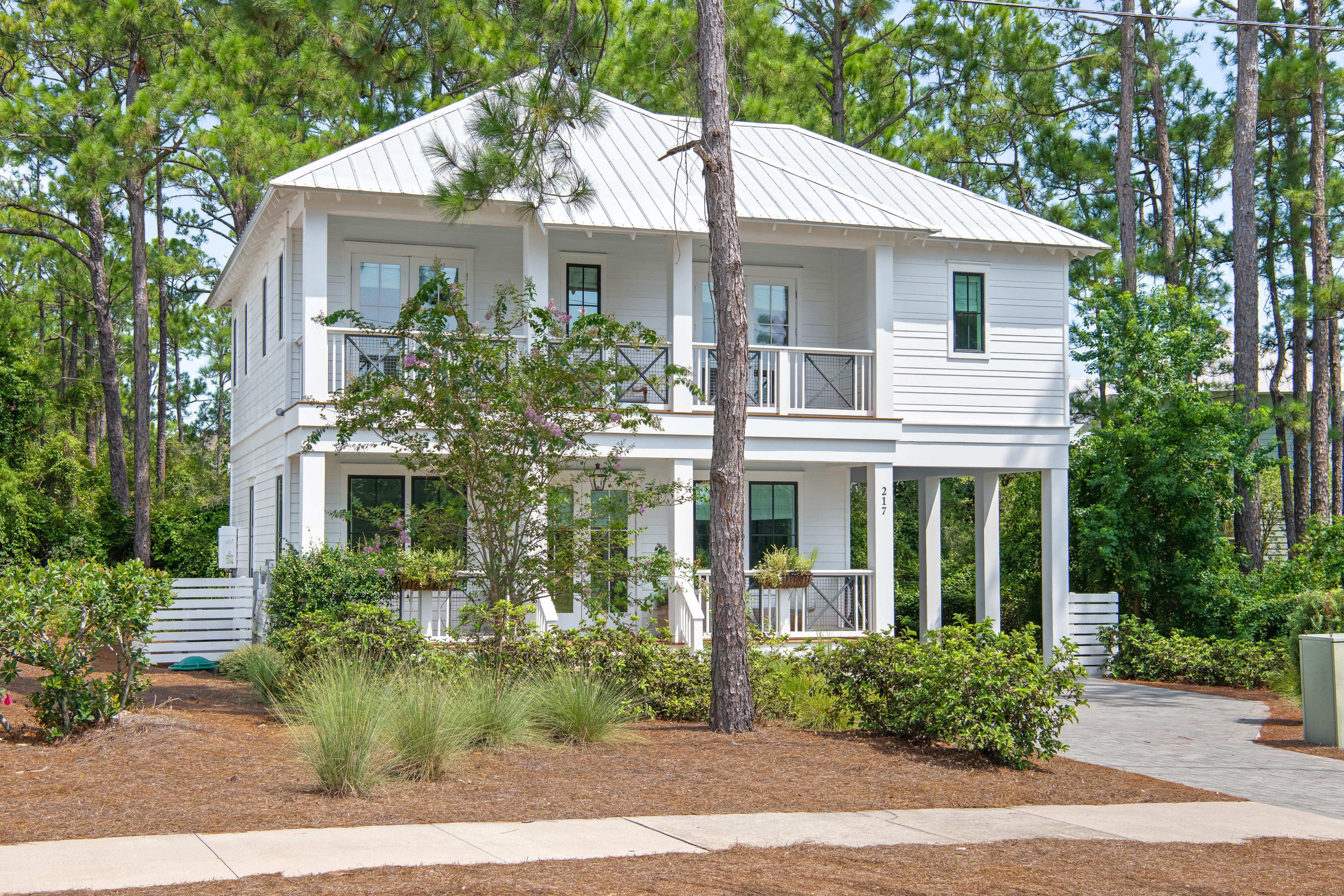  Turnkey Coastal Luxury Across From Eastern Lake And Steps To The Gulf - 物件實景