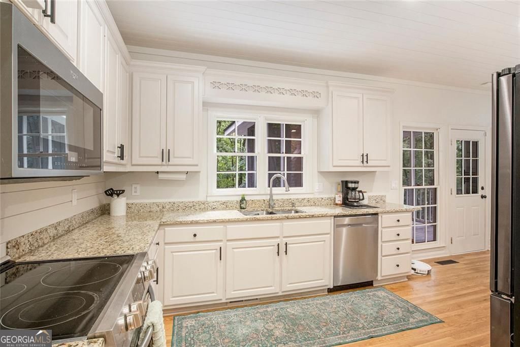 Flowery Branch, Georgia, 30542, United States, 5 Bedrooms Bedrooms, ,4 BathroomsBathrooms,Residential,For Sale,1914640