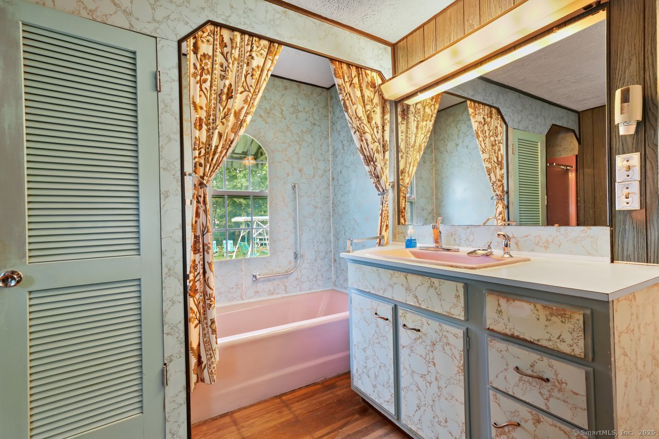 Stratford, Connecticut, 06615, United States, 3 Bedrooms Bedrooms, ,1 BathroomBathrooms,Residential,For Sale,1965569