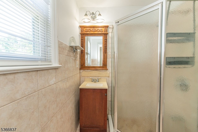 Pompton Lakes Boro, New Jersey, 07442, United States, 3 Bedrooms Bedrooms, ,3 BathroomsBathrooms,Residential,For Sale,1875678