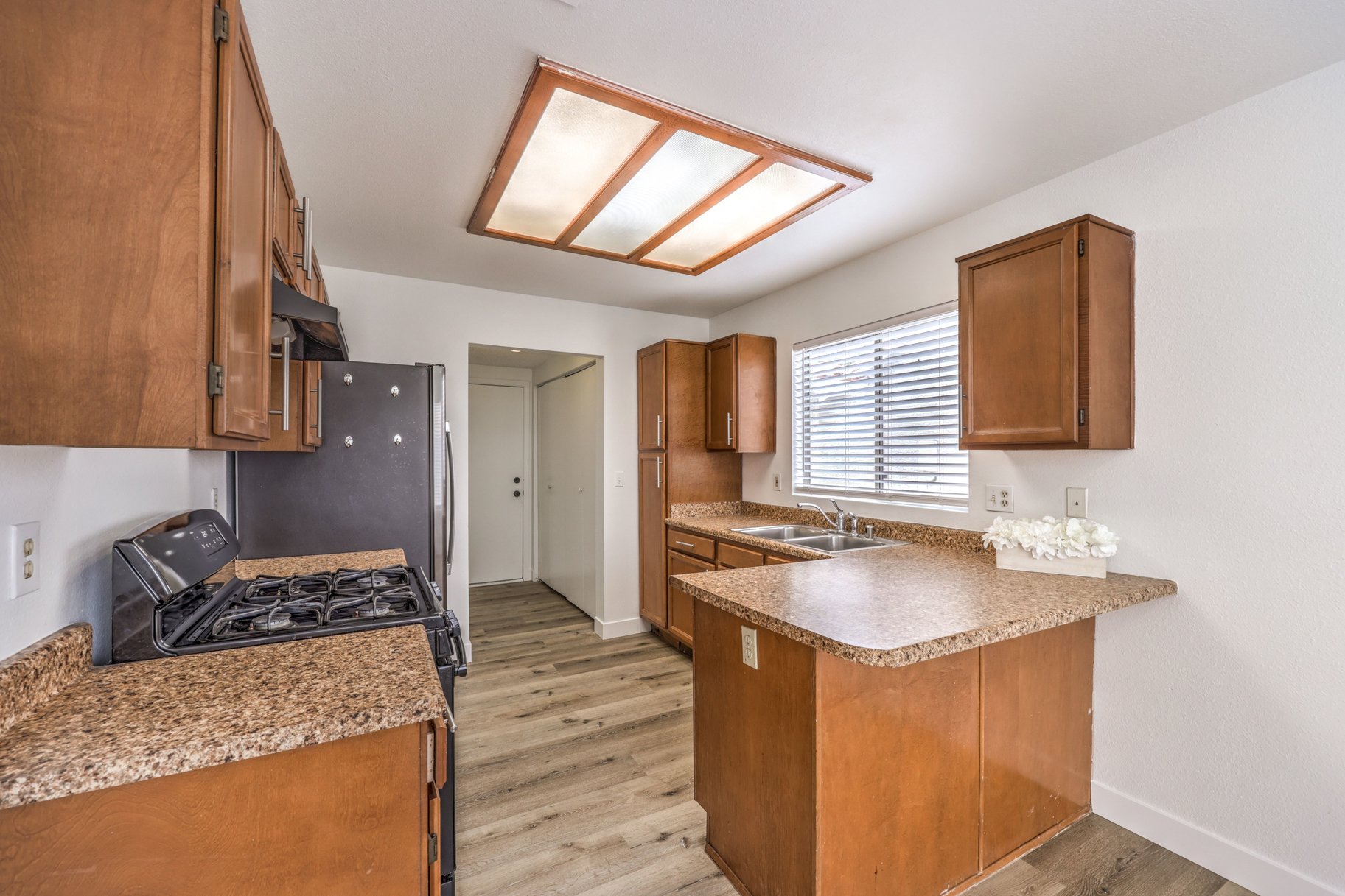 Fresh, Spacious & Move-In Ready — Green Valley Home on an Oversized Lot - 物件實景
