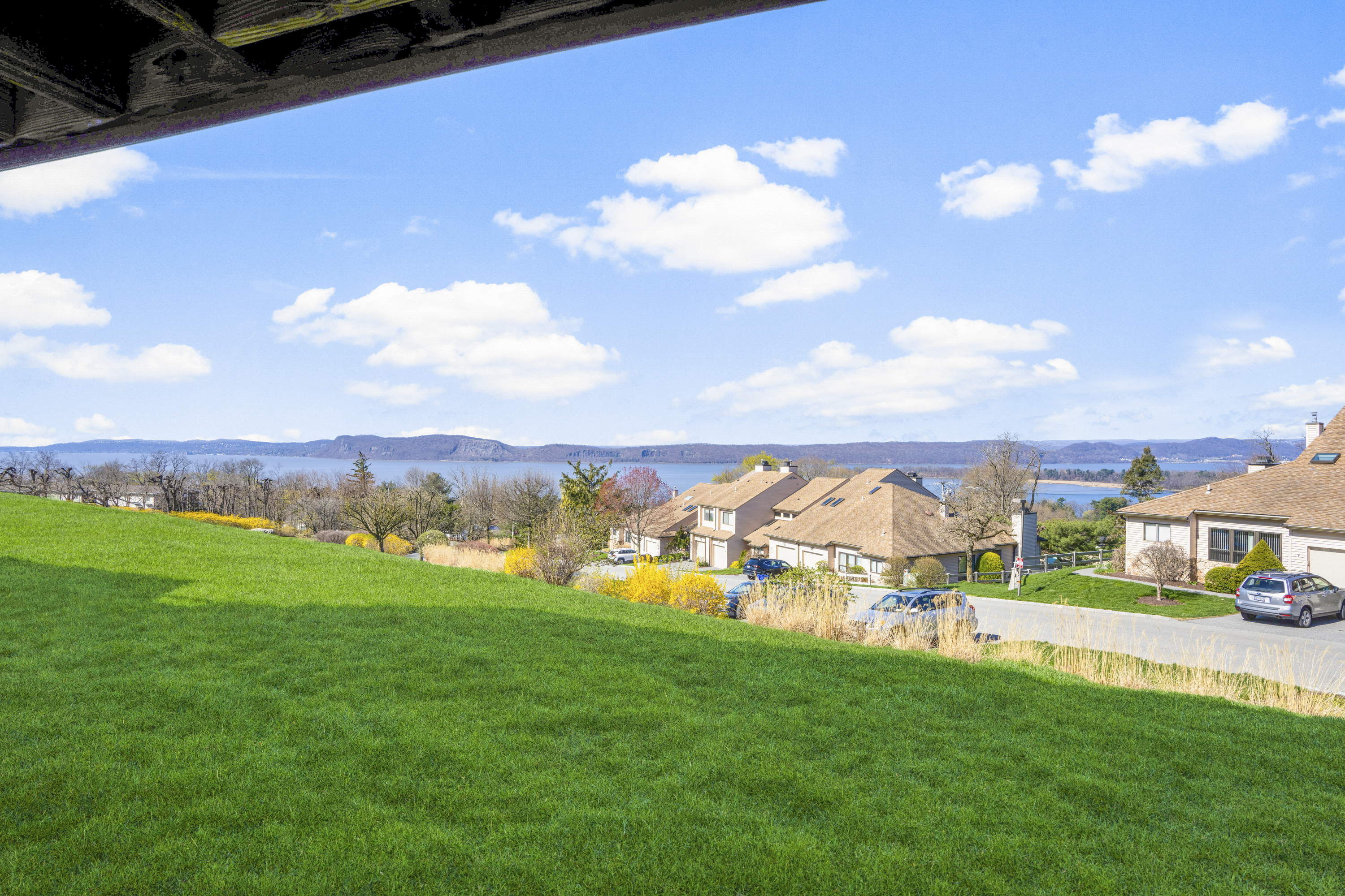  Water Views in Hudson Watch - 物件實景