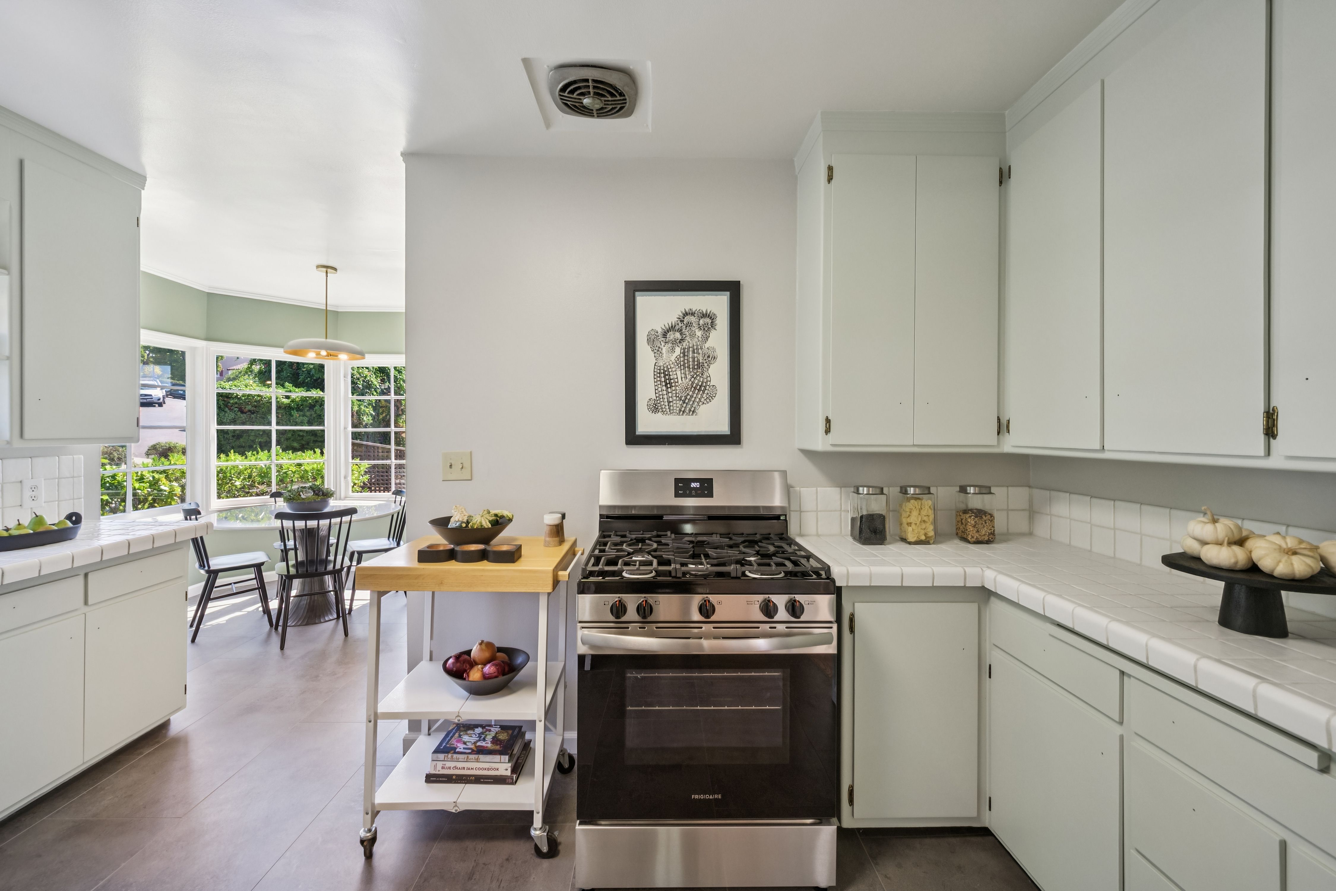  Spacious Corner-Lot Residence Offering Flexible Living Near Lake Merritt - 物件實景