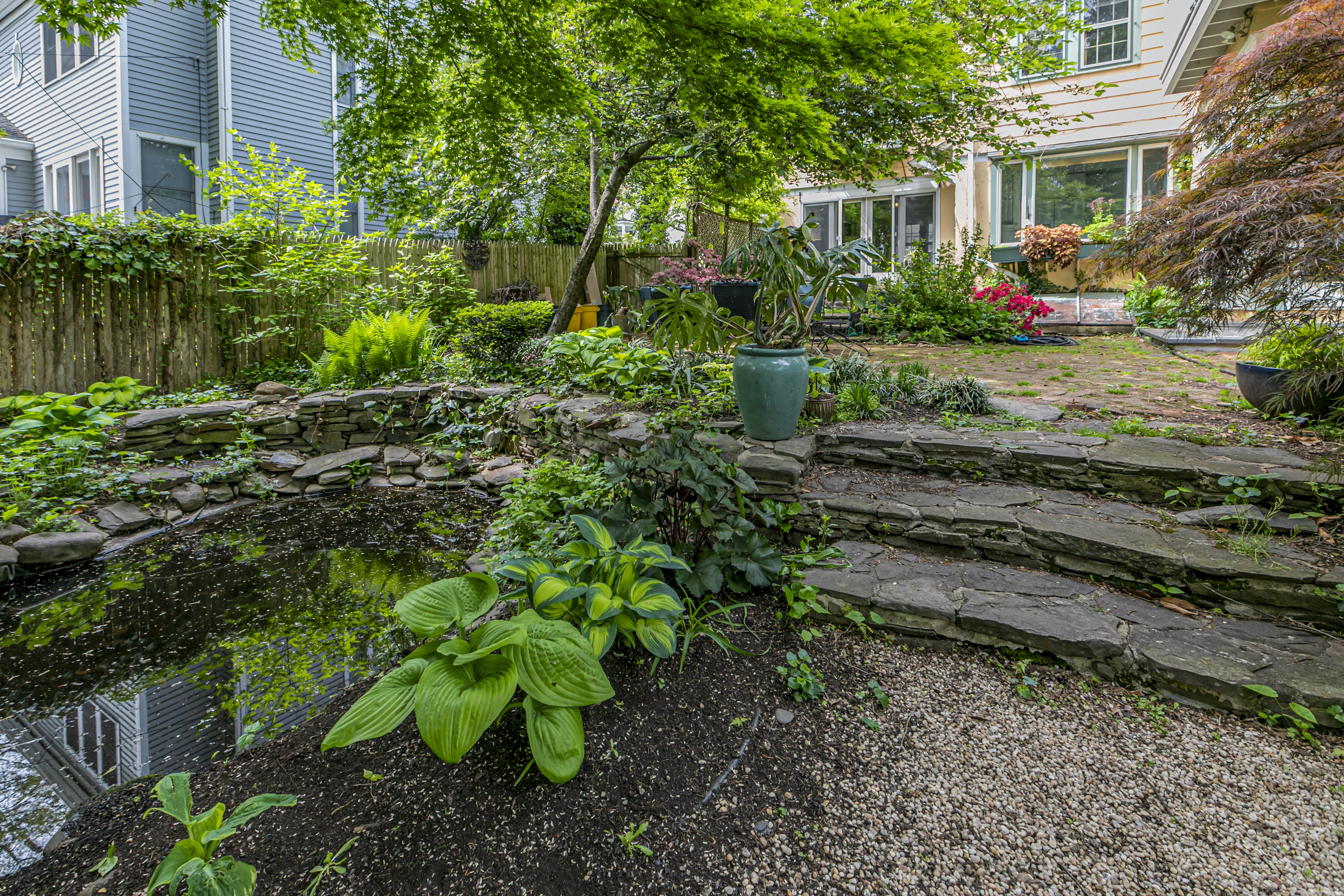  Storybook Princeton Home With Garden, Ponds, Parking, and In-town Location - 物件實景
