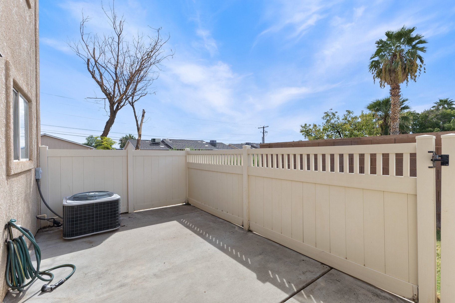  Private End Unit Townhome Near College, Hospital & Shopping – Move-In Ready - 物件實景