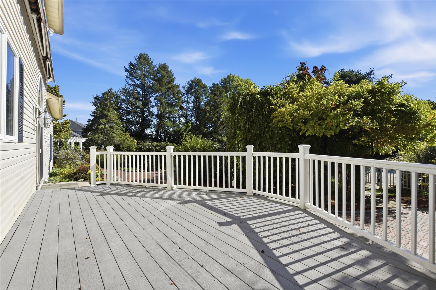  Distinctive Colonial Home Located in Well-Established Neighborhood - 物件實景