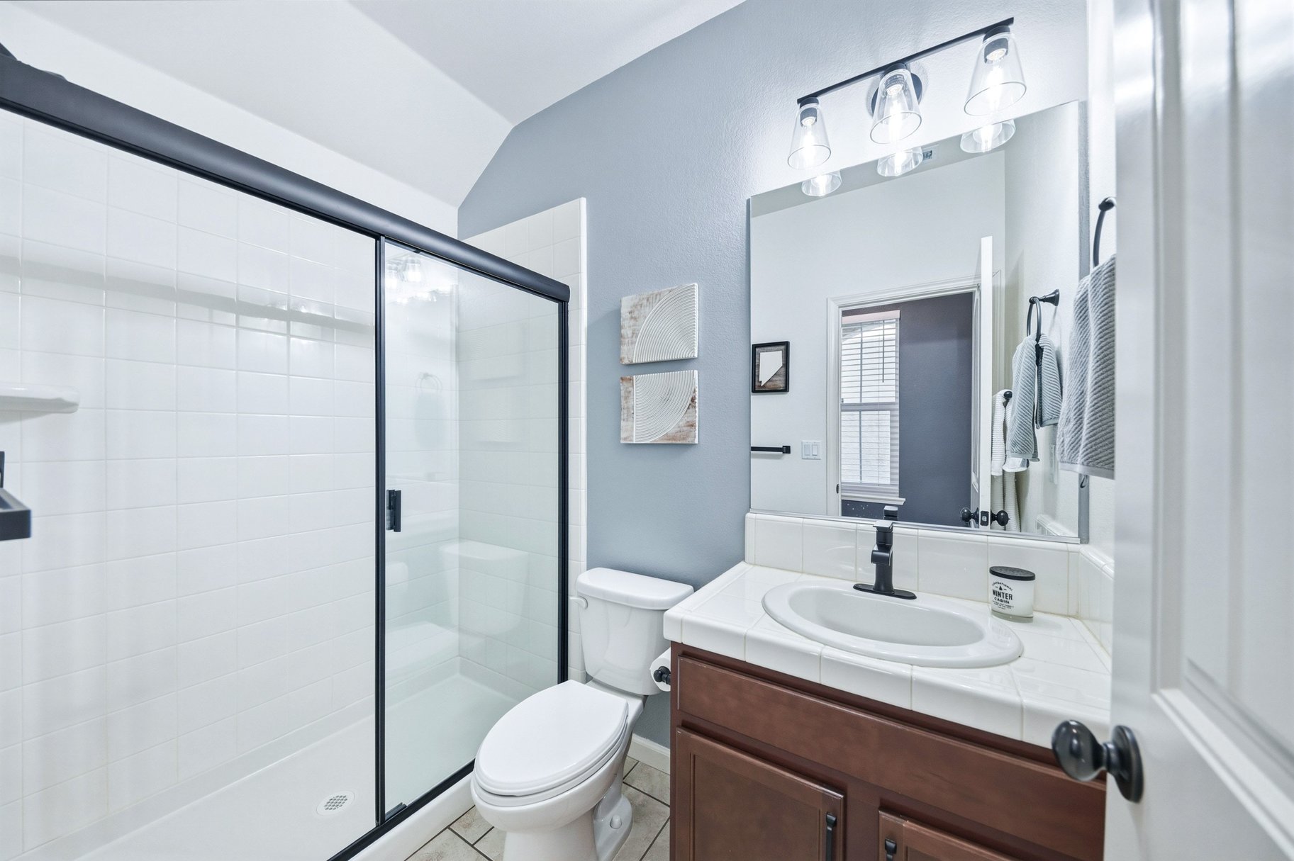  Turn-Key Home Close to Parks, Shopping & Trails - 物件實景