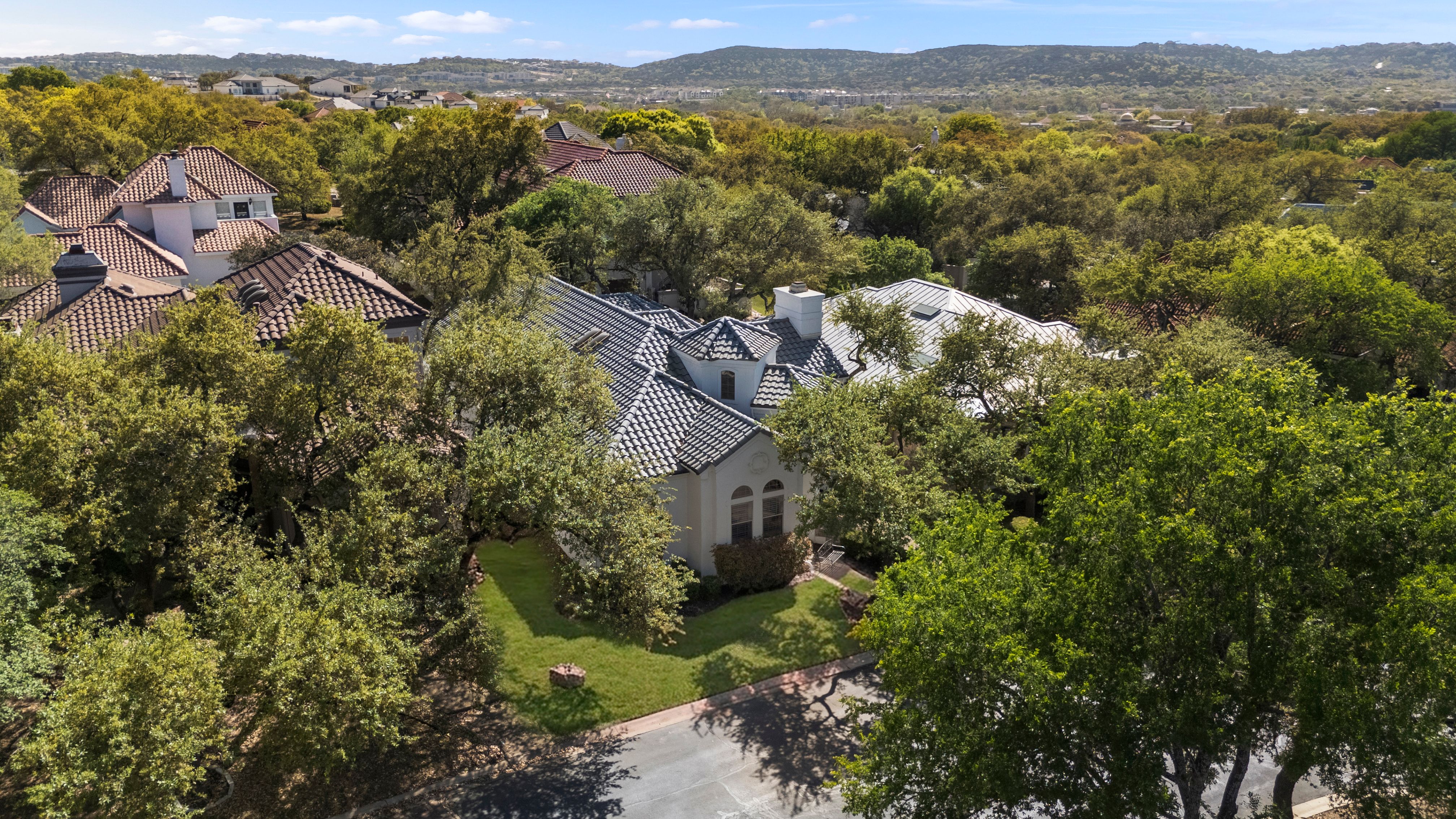  Updated Home with Captivating Interior Features - 物件實景