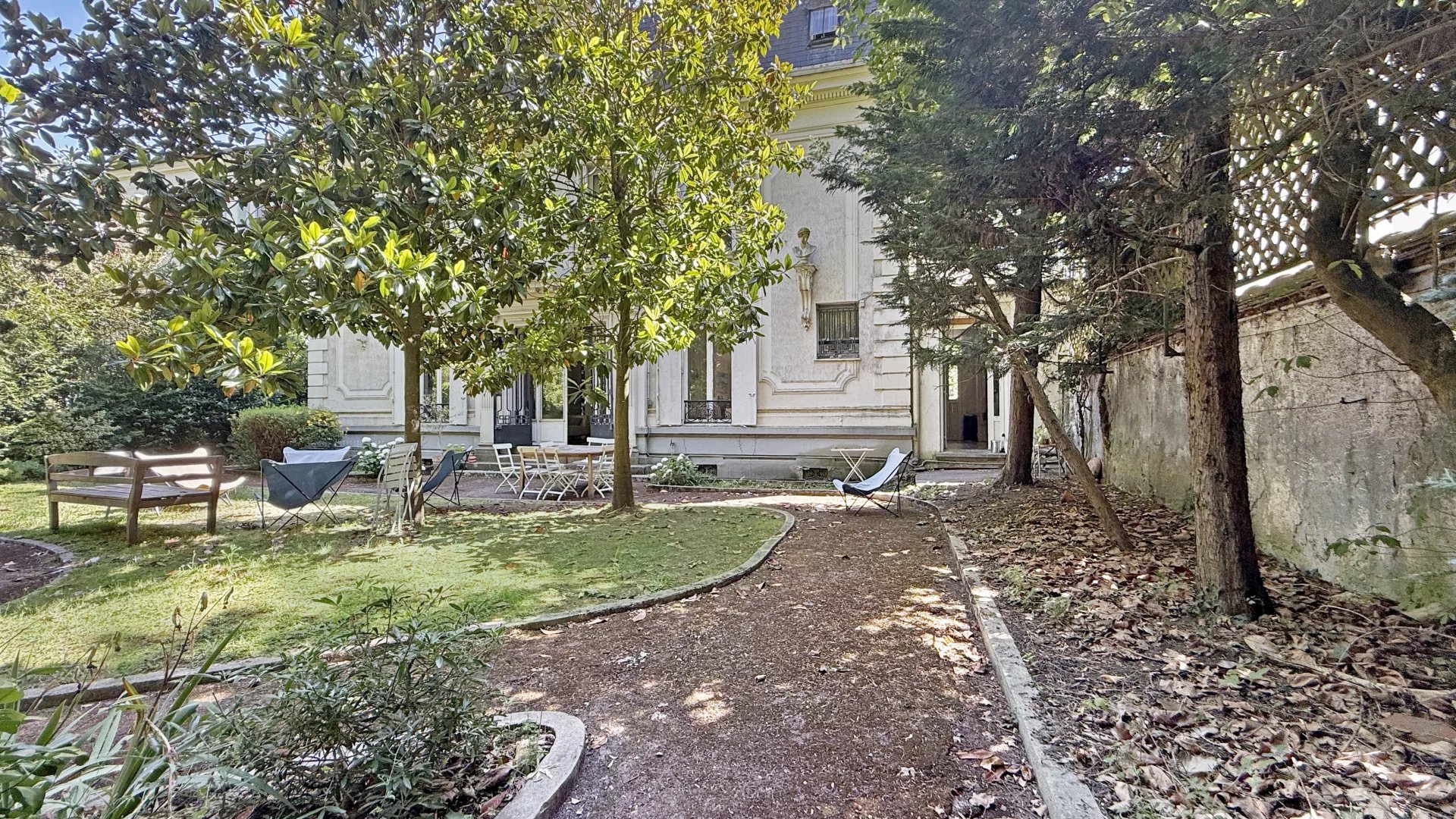 Versailles, Île-de-France, 78000, FR, 8 Bedrooms Bedrooms, ,8 BathroomsBathrooms,Residential,For Sale,1876940