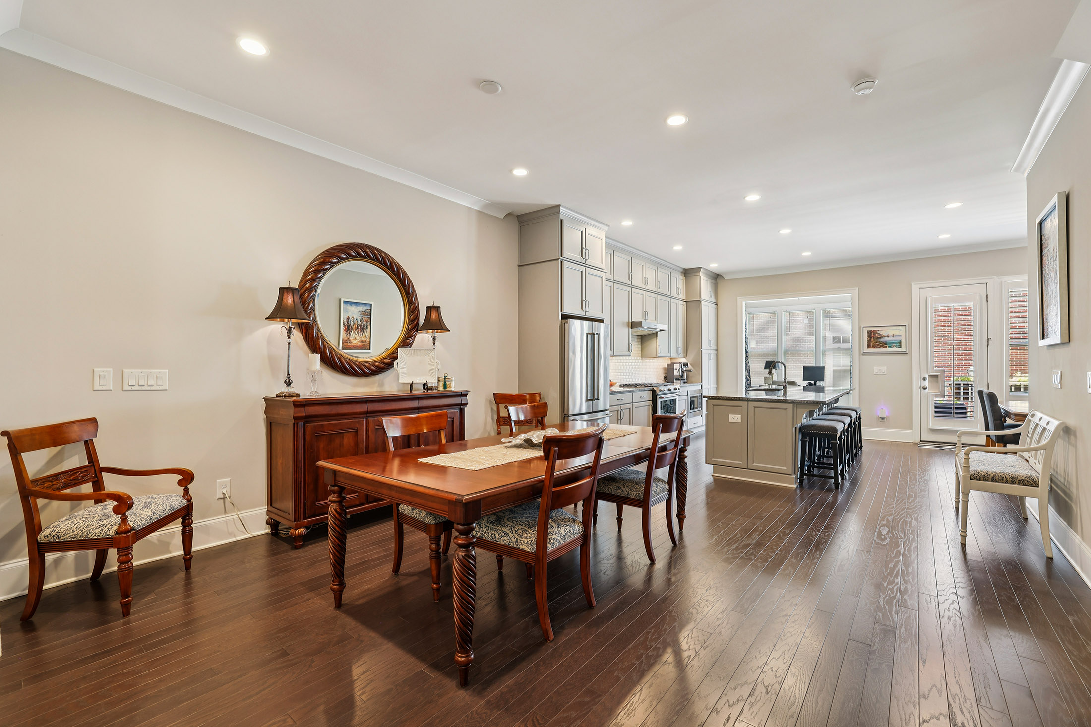  Stunning Three-story Townhome - 物件實景