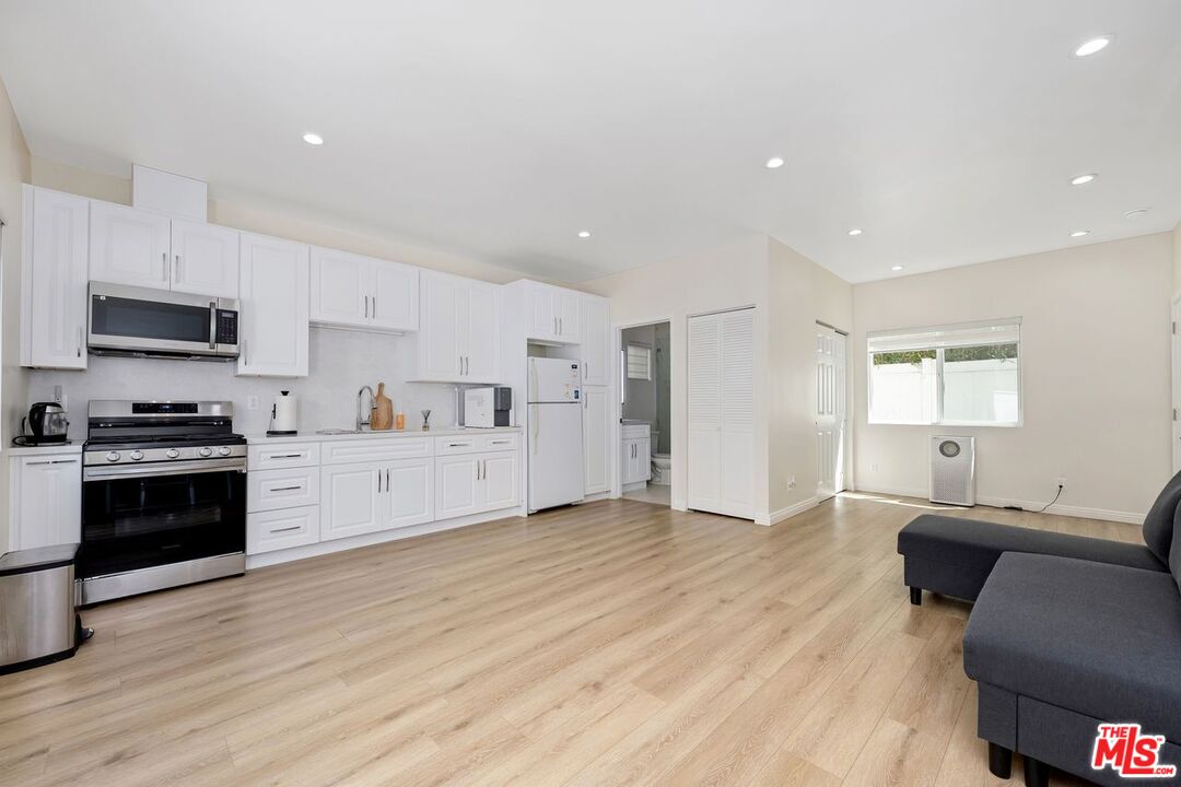 Los Angeles, California, 90004, United States, 4 Bedrooms Bedrooms, ,3 BathroomsBathrooms,Residential,For Sale,1785182