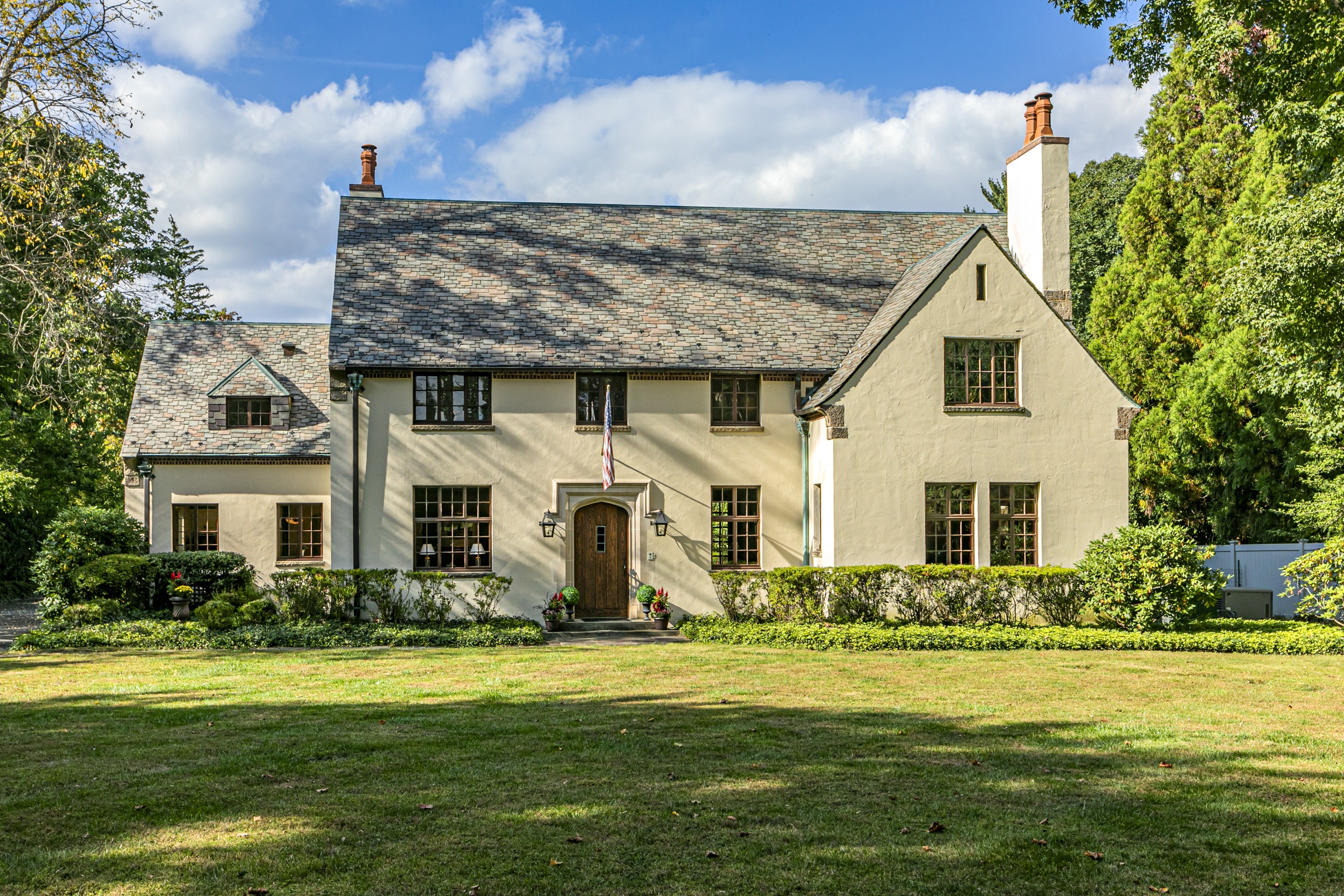  Modernized Tudor on a Magnificent Oversized Lot - 物件實景