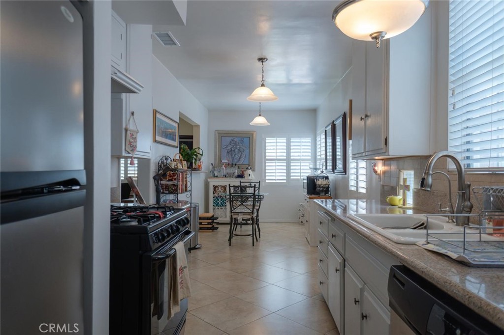 Los Angeles, California, 90008, United States, 3 Bedrooms Bedrooms, ,3 BathroomsBathrooms,Residential,For Sale,1984271