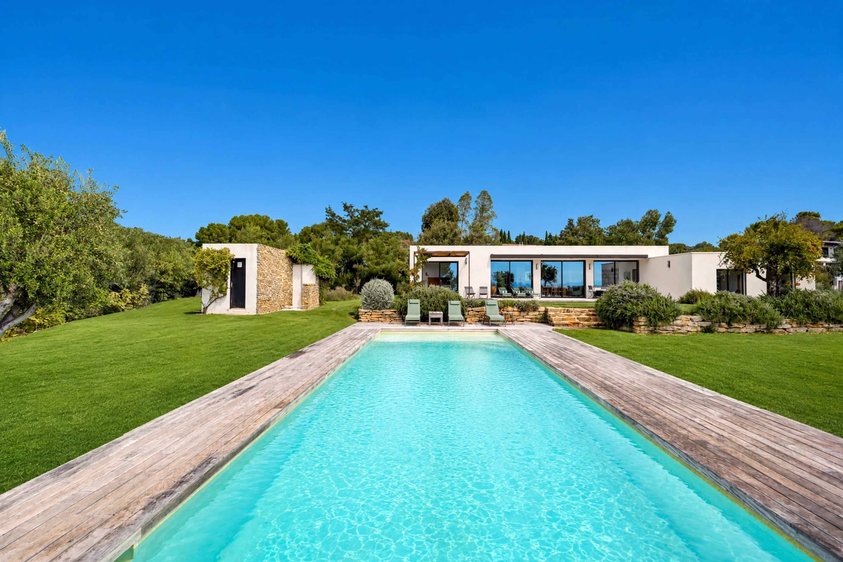  THE LUXURY OF SINGLE-LEVEL LIVING IN A SECURE PRIVATE ESTATE - 物件實景