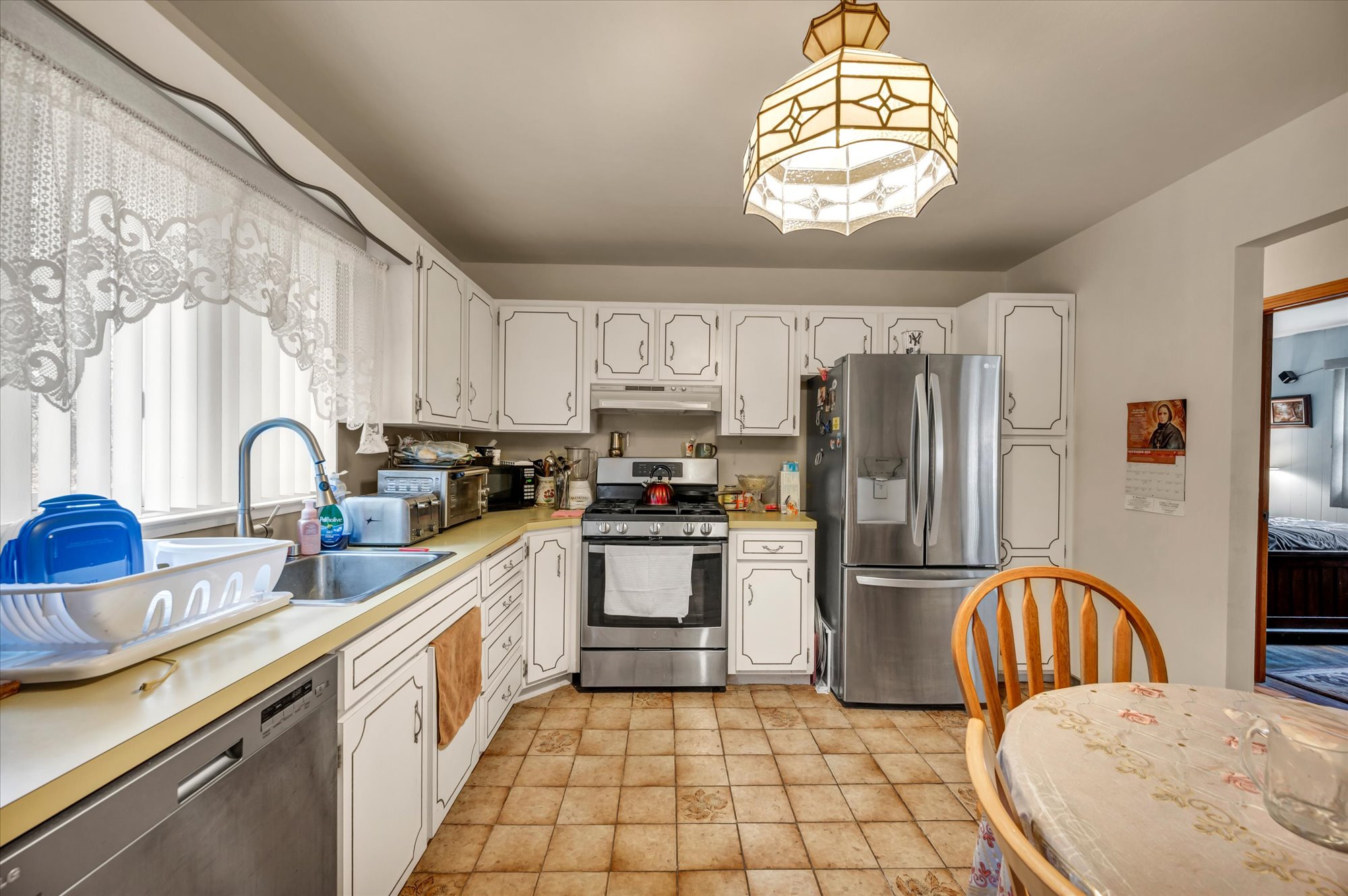 Trumbull, Connecticut, 06611, United States, 3 Bedrooms Bedrooms, ,2 BathroomsBathrooms,Residential,For Sale,1999196