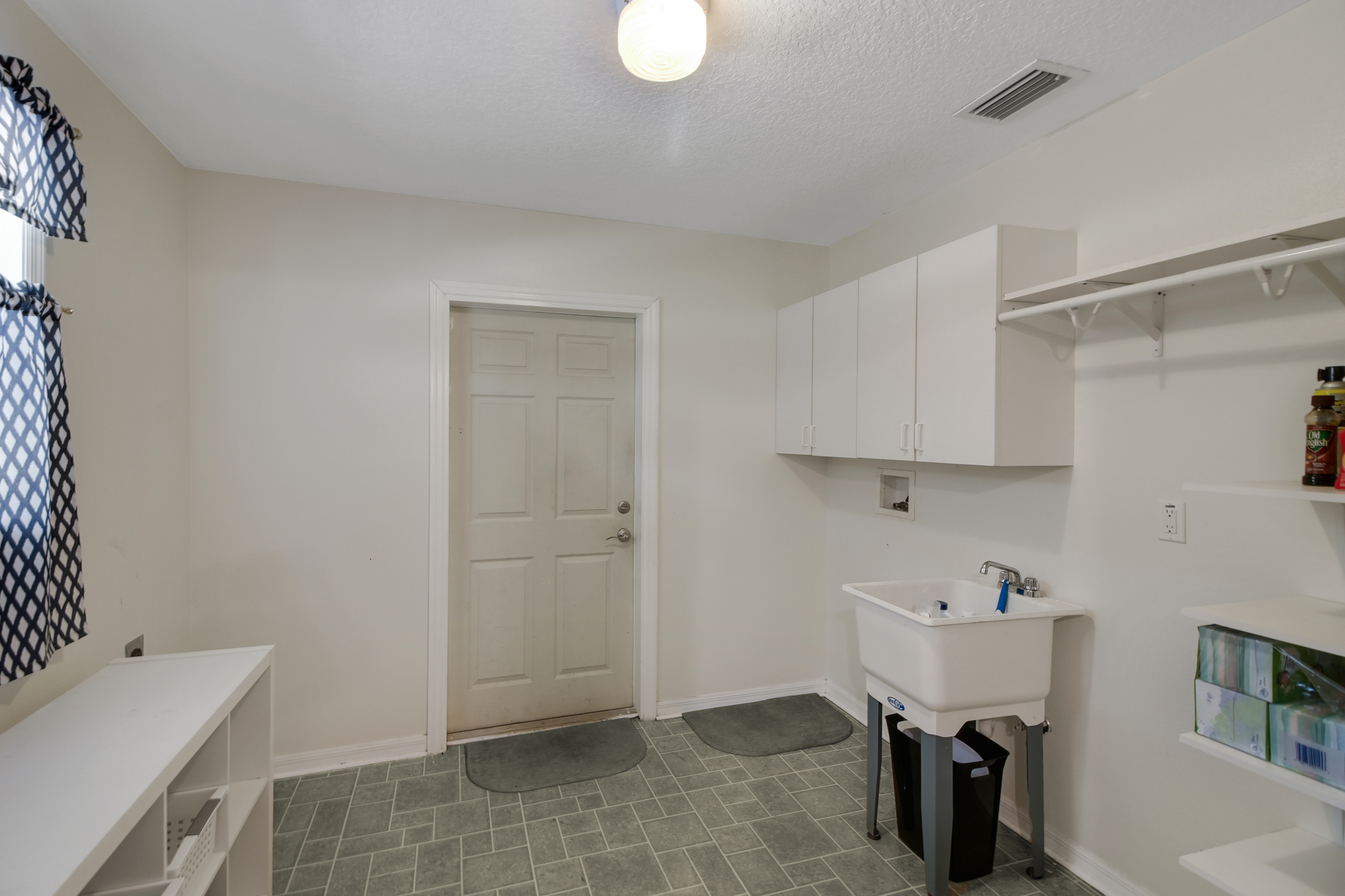 Lady Lake, Florida, 32159, United States, 6 Bedrooms Bedrooms, ,5 BathroomsBathrooms,Residential,For Sale,1921819
