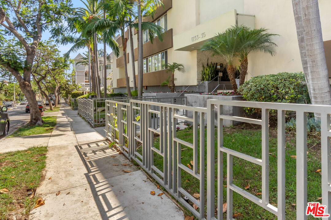 West Hollywood, California, 90046, United States, 2 Bedrooms Bedrooms, ,2 BathroomsBathrooms,Residential,For Sale,1794997