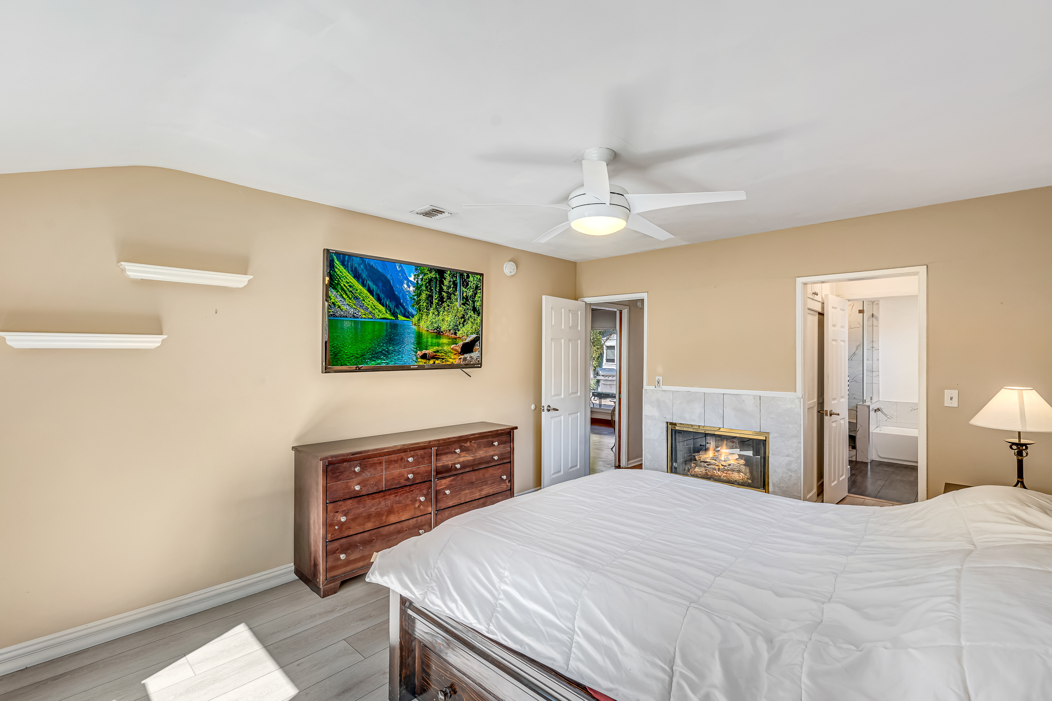  6626 Burnet Avenue - 物件實景