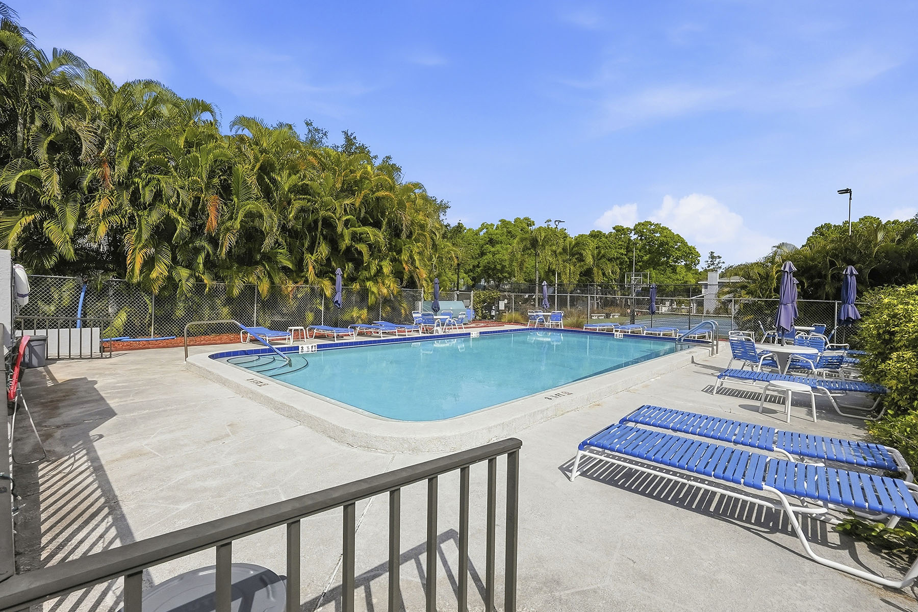  CALAIS VILLAGE CONDO - 物件實景