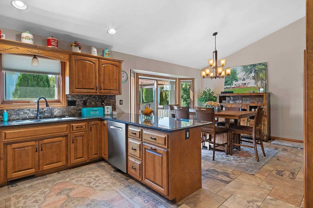 GREEN BAY, Wisconsin, 54302, United States, 3 Bedrooms Bedrooms, ,4 BathroomsBathrooms,Residential,For Sale,1818314