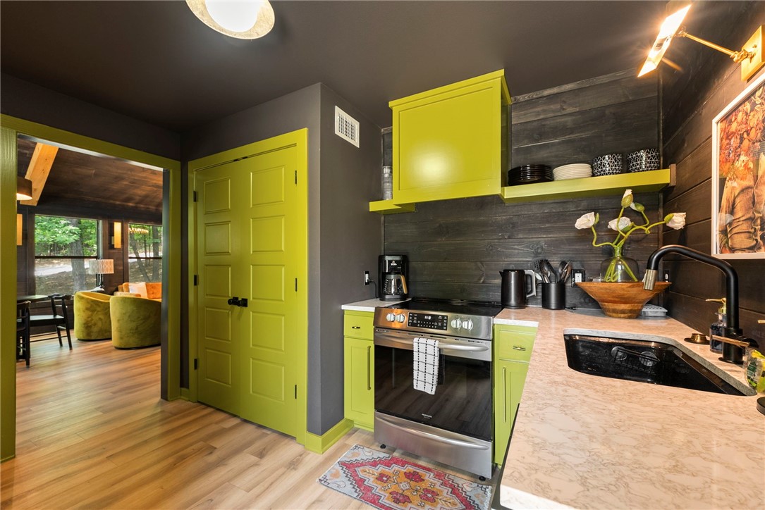 Fayetteville, Arkansas, 72703, United States, 2 Bedrooms Bedrooms, ,3 BathroomsBathrooms,Residential,For Sale,1846597