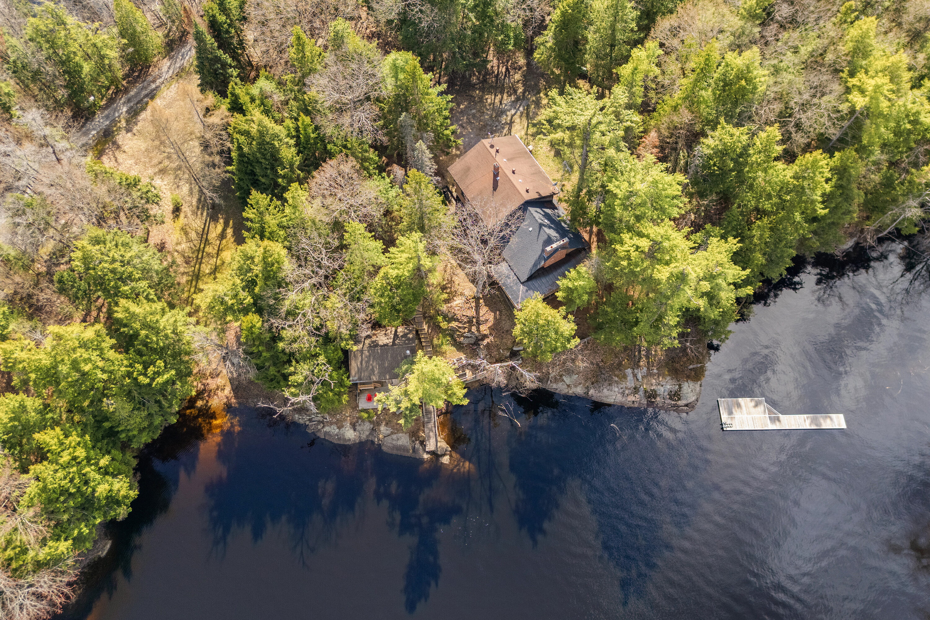  Gibson Lake Family Compound - 物件實景