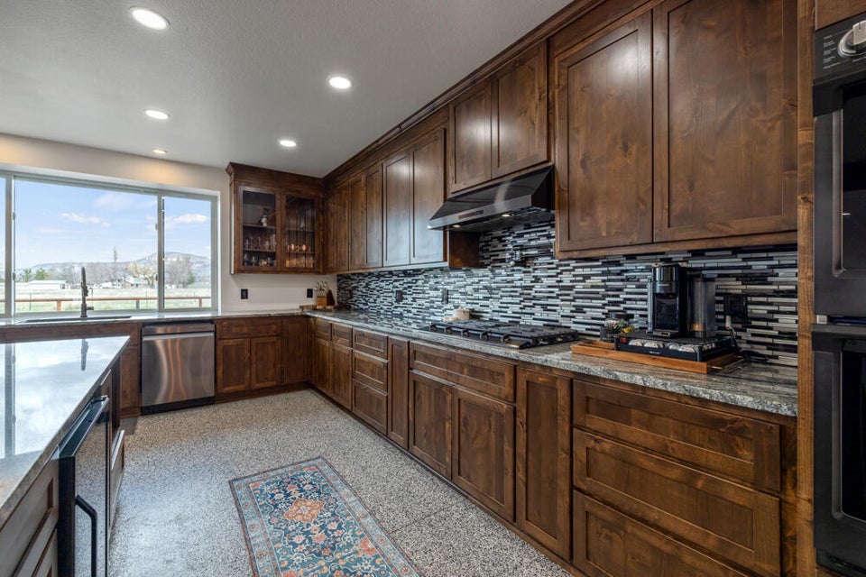 Klamath Falls, Oregon, 97603, United States, 3 Bedrooms Bedrooms, ,3 BathroomsBathrooms,Residential,For Sale,1878382