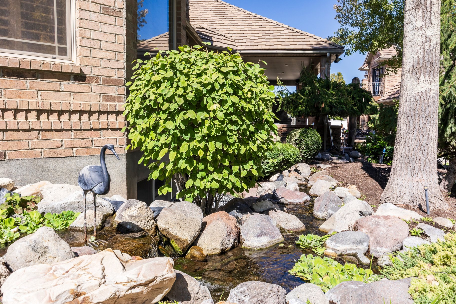  Custom South Jordan Rambler with Koi Pond, RV Parking & ADU Apartment - 物件實景