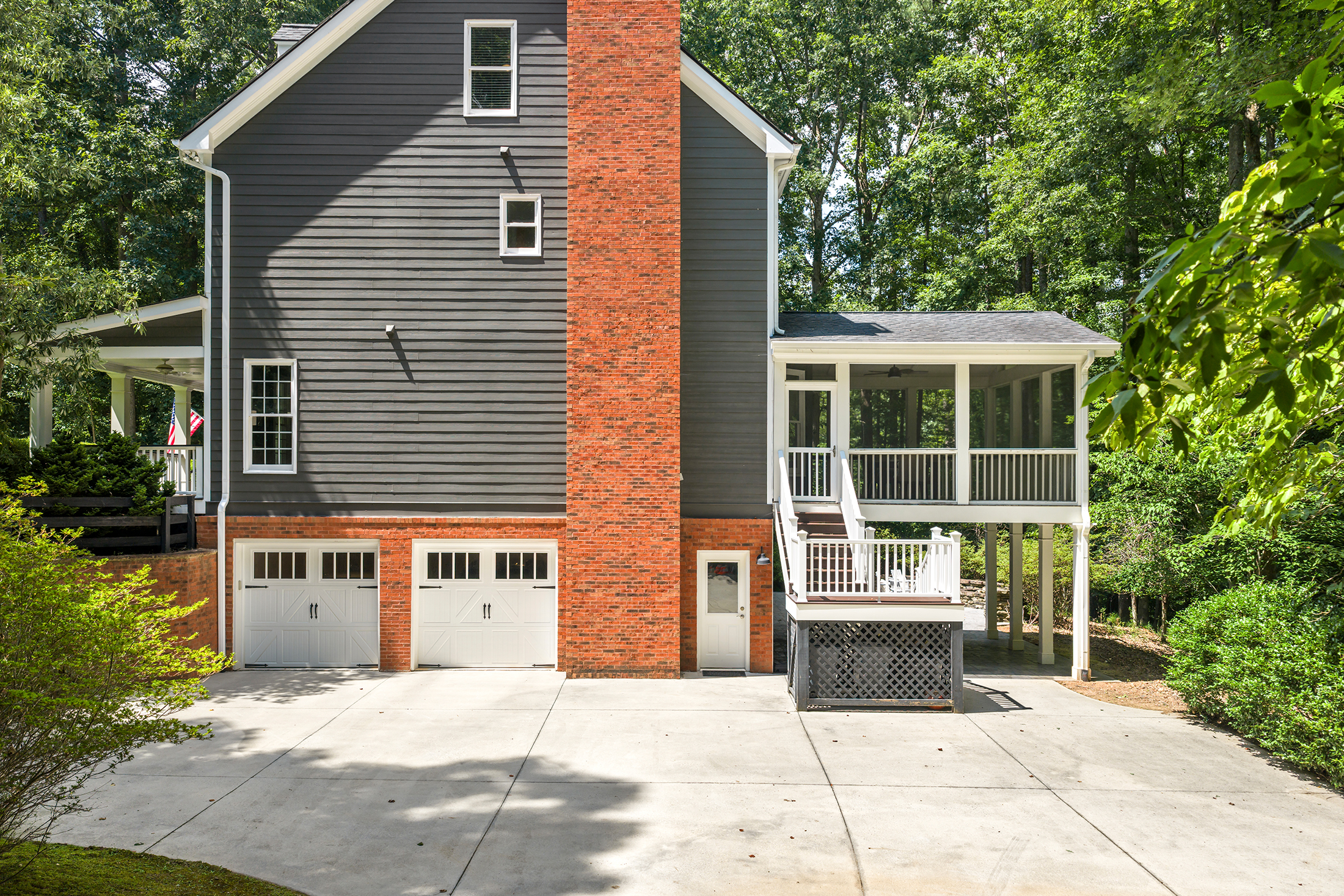  Home Offers a Serene, Wooded Escape Without Giving Up an Inch of Convenience - 物件實景
