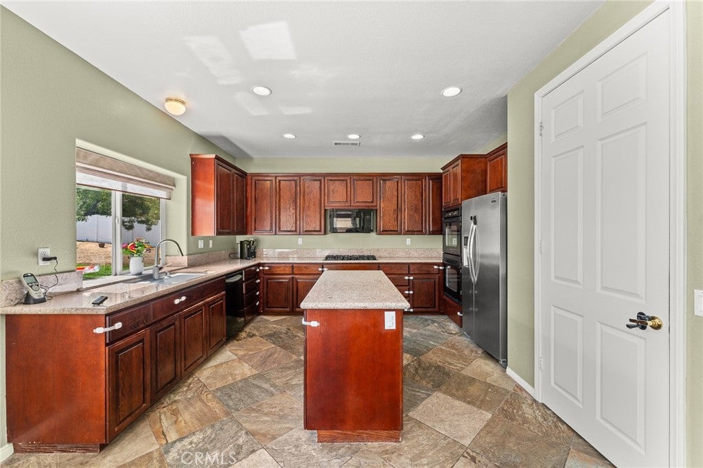 Yucaipa, California, 92399, United States, 4 Bedrooms Bedrooms, ,3 BathroomsBathrooms,Residential,For Sale,1895325