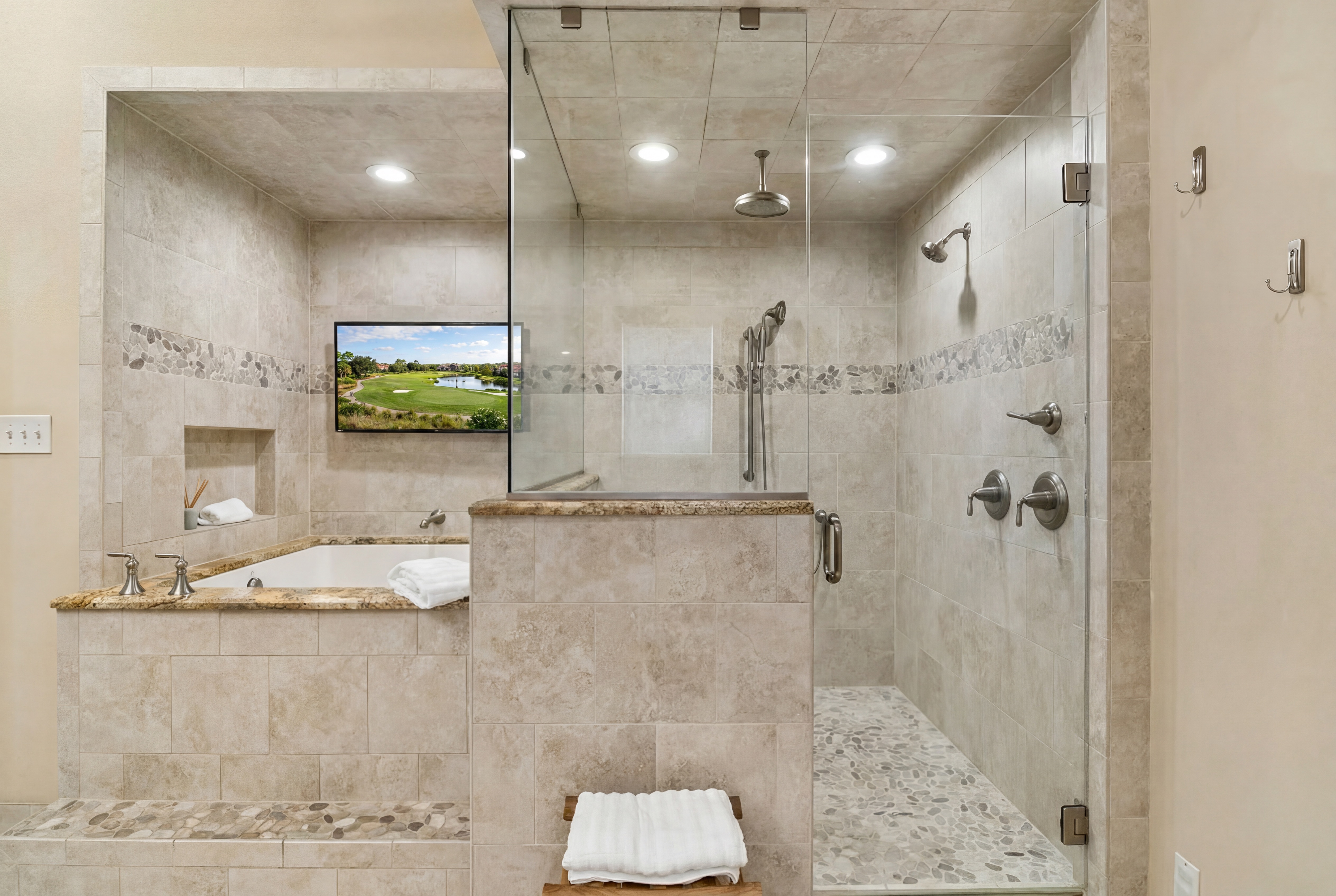  Elegant Deerfield Retreat with Resort-Style Backyard - 物件實景