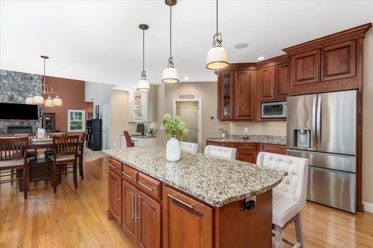 Bedford, New Hampshire, 03110, United States, 4 Bedrooms Bedrooms, ,5 BathroomsBathrooms,Residential,For Sale,1865787