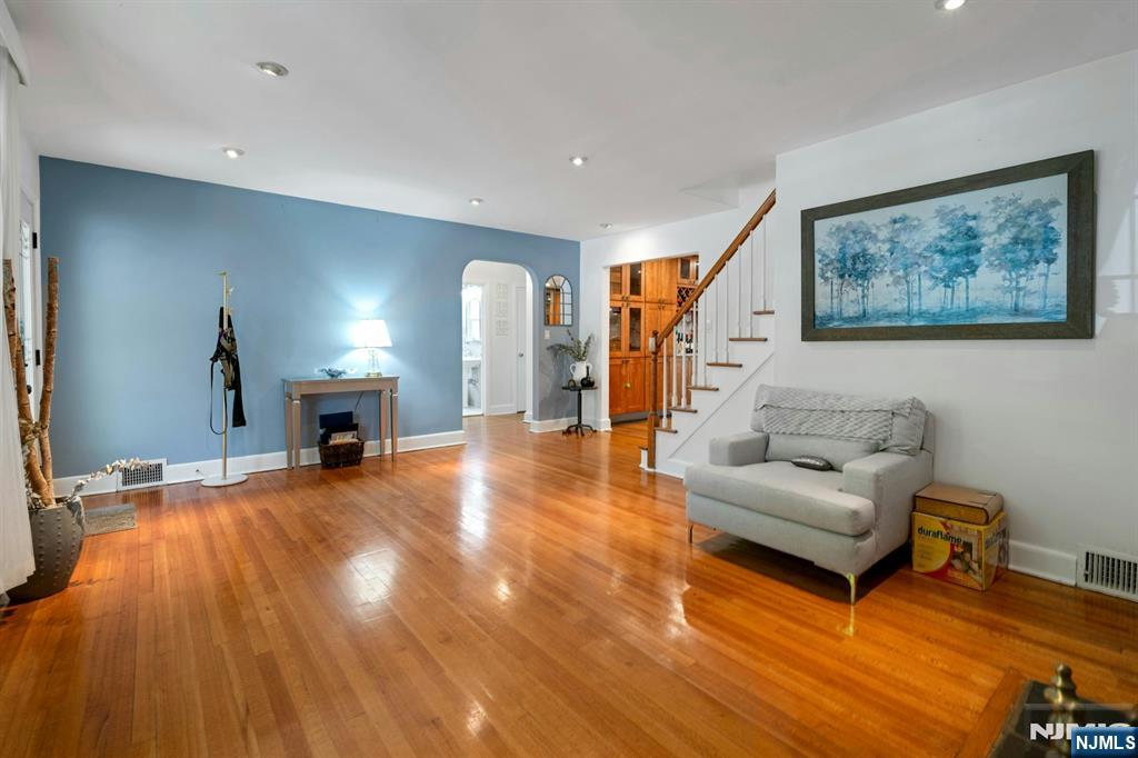 West Orange, New Jersey, 07052, United States, 6 Bedrooms Bedrooms, ,4 BathroomsBathrooms,Residential,For Sale,1826620