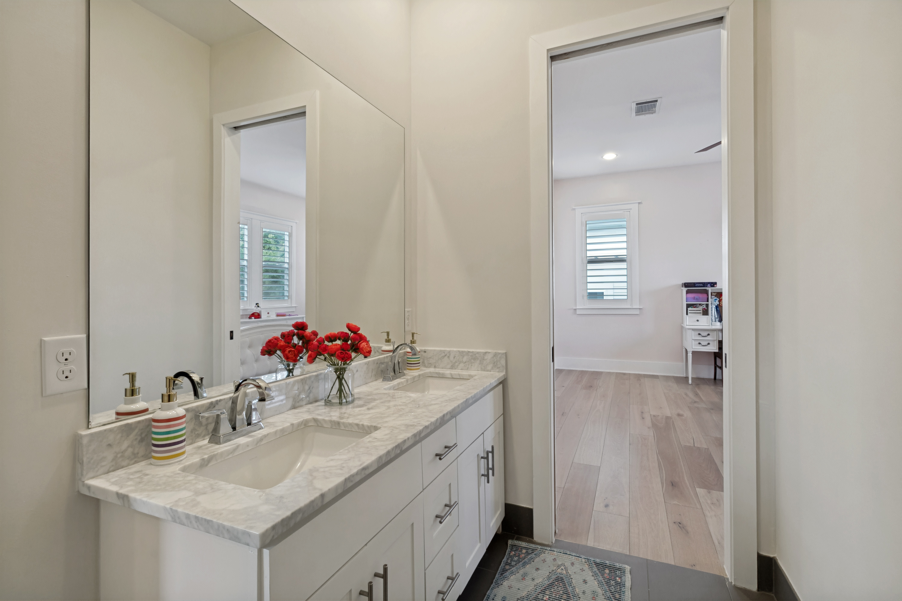  Stylishly Refreshed Craftsman in the Heart of Vickery Place - 物件實景