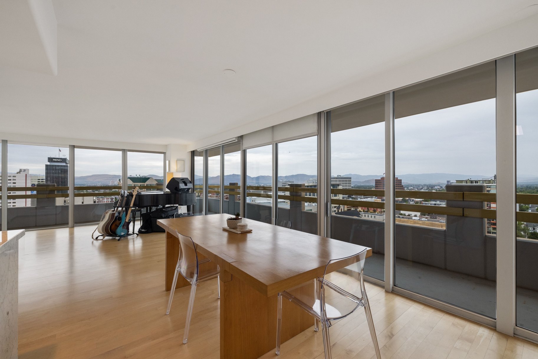  Chic Downtown Condo with Mountain & River Views - 物件實景