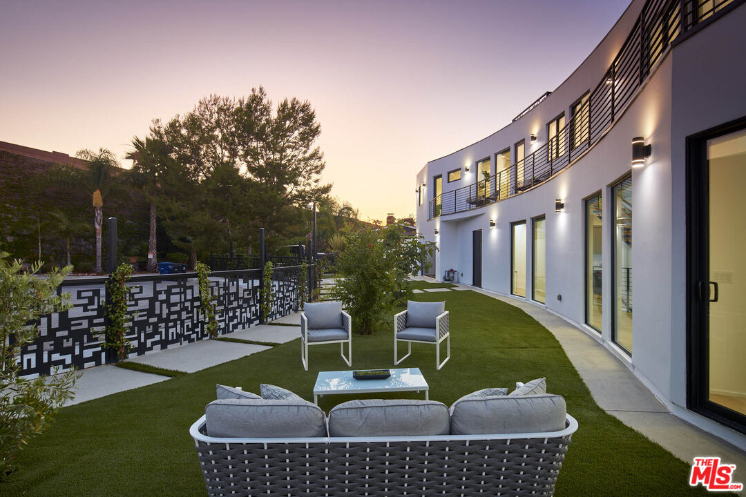Culver City, California, 90230, United States, 4 Bedrooms Bedrooms, ,7 BathroomsBathrooms,Residential,For Sale,1804248