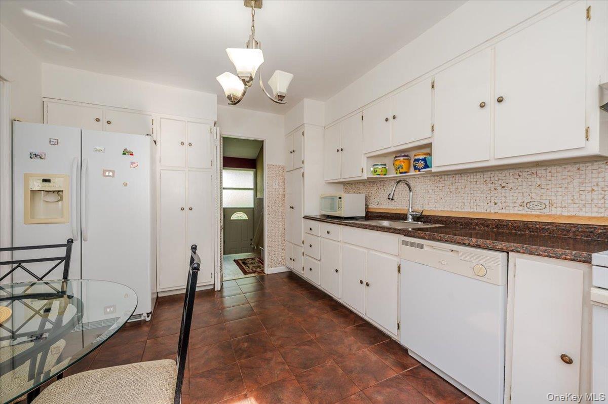 Dix Hills, New York, 11746, United States, 5 Bedrooms Bedrooms, ,3 BathroomsBathrooms,Residential,For Sale,1941018