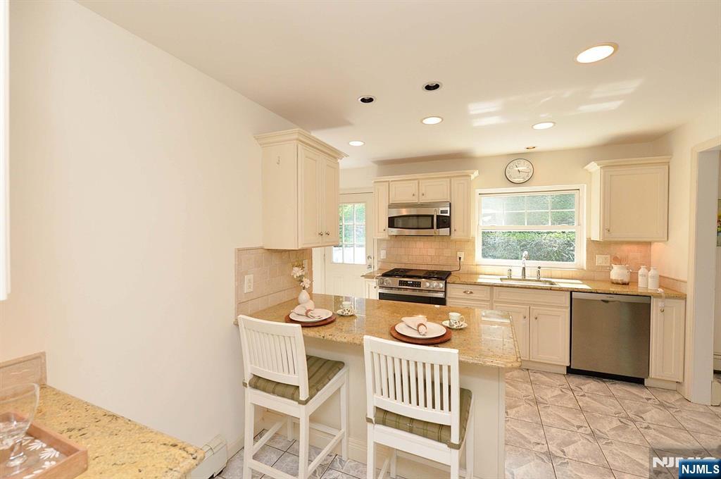Oakland, New Jersey, 07436, United States, 3 Bedrooms Bedrooms, ,3 BathroomsBathrooms,Residential,For Sale,1934368
