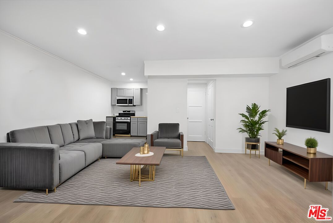 Los Angeles, California, 90046, United States, 3 Bedrooms Bedrooms, ,3 BathroomsBathrooms,Residential,For Sale,2000587