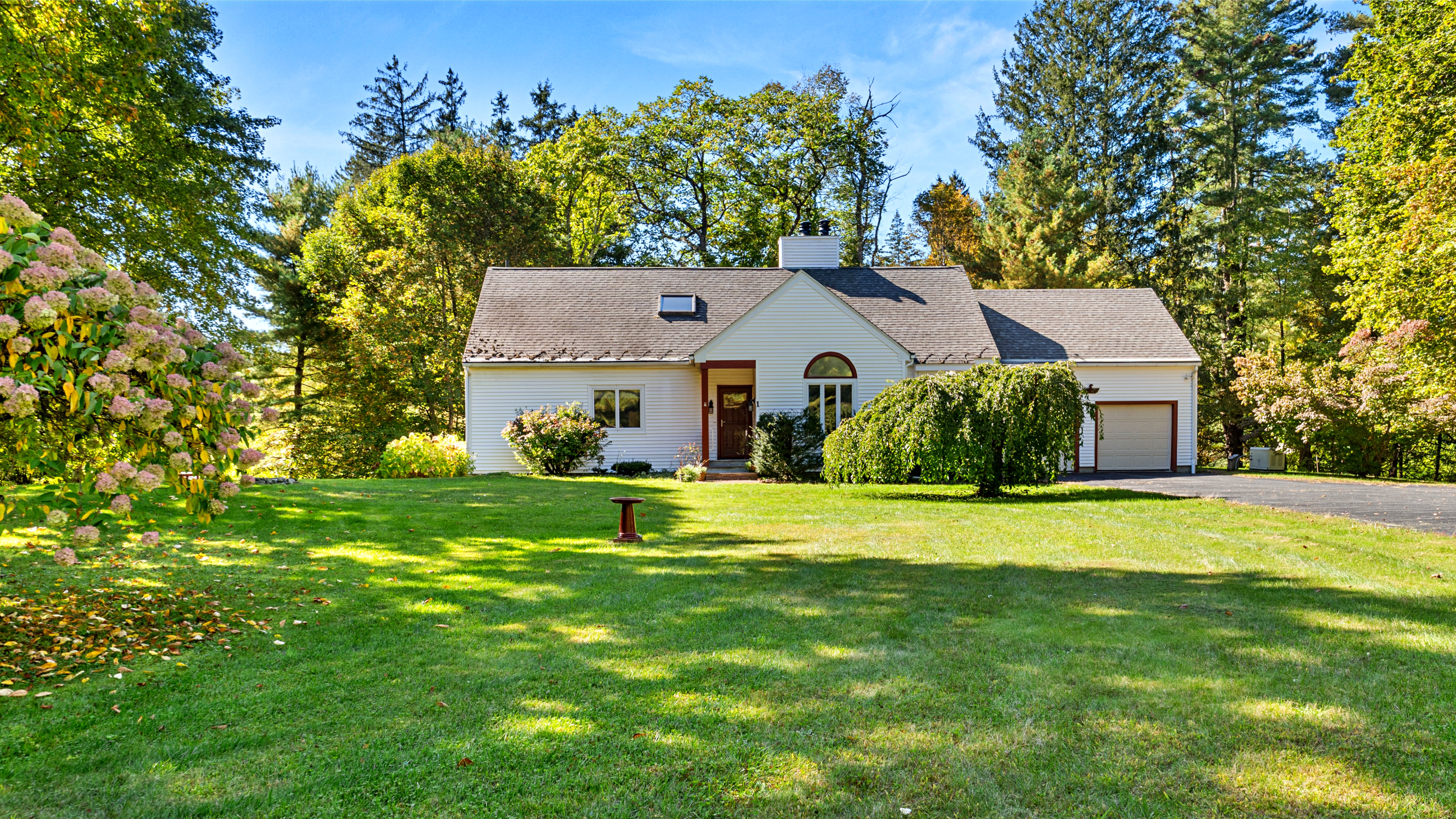  Stunning 2.4-Acre Retreat in Cornwall Estates: Updated & Move-In Ready - 物件實景