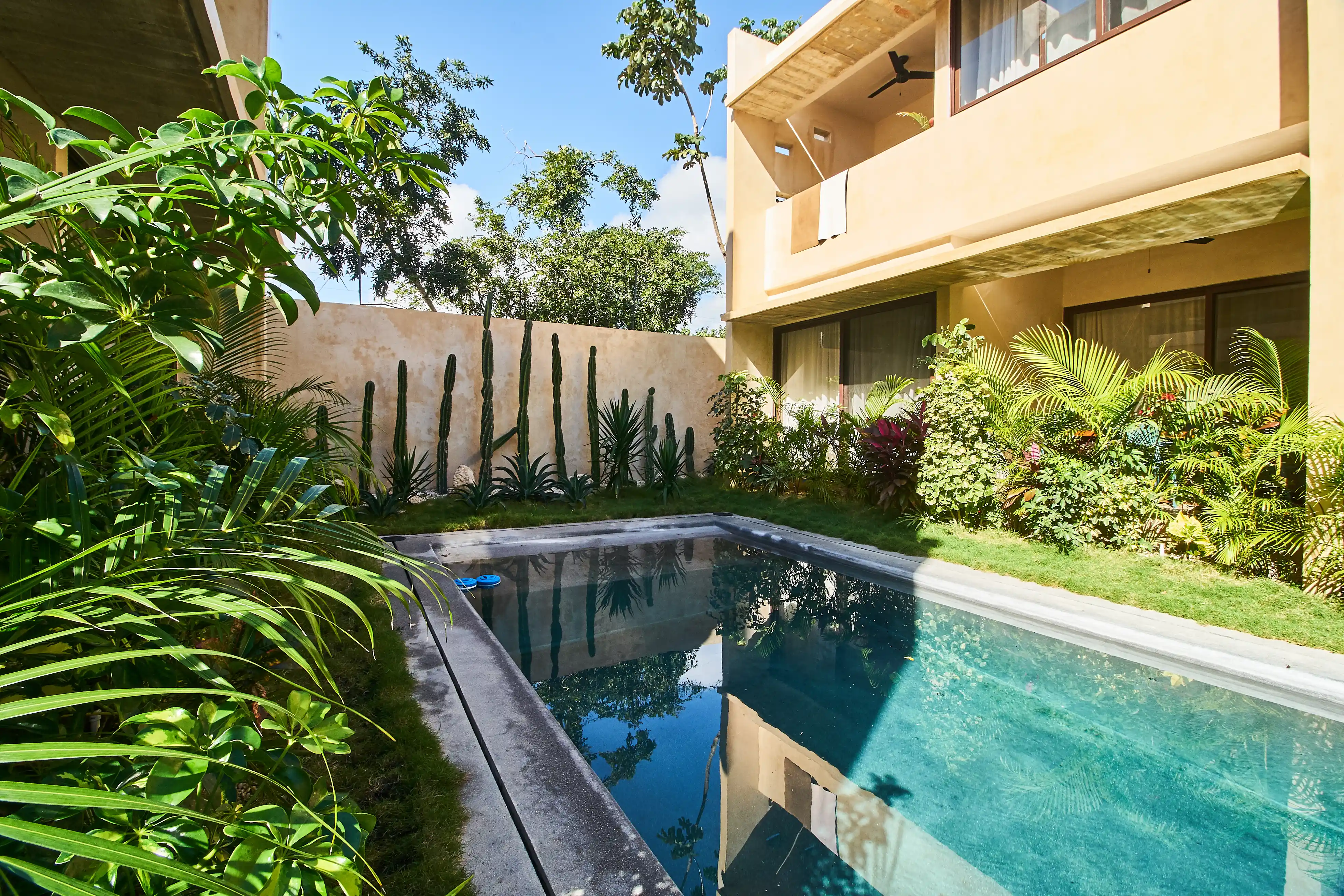  Turnkey Investment: 13-Unit Complex at Market Price - 物件實景