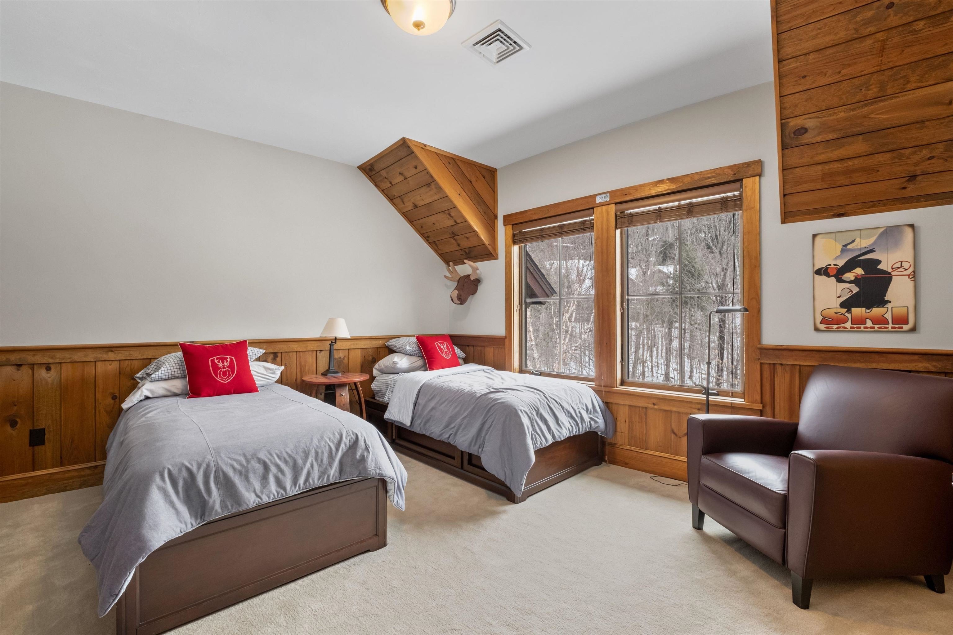 Lincoln, New Hampshire, 03251, United States, 7 Bedrooms Bedrooms, ,4 BathroomsBathrooms,Residential,For Sale,1983511