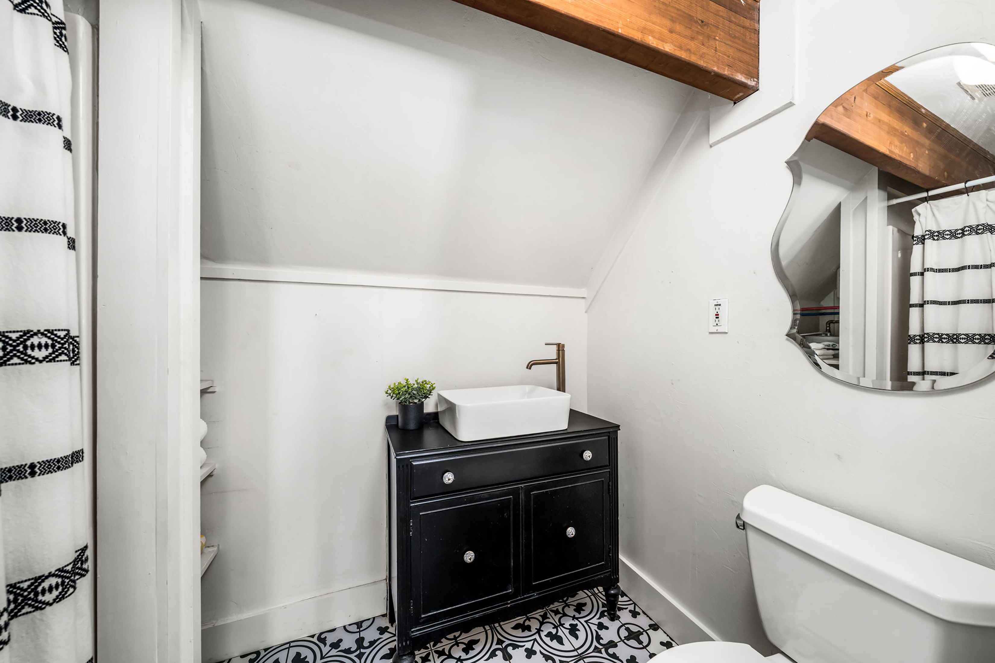  Live Timeless in Coveted Farmhouse on 4+ Private Gated Acres In Roswell - 物件實景