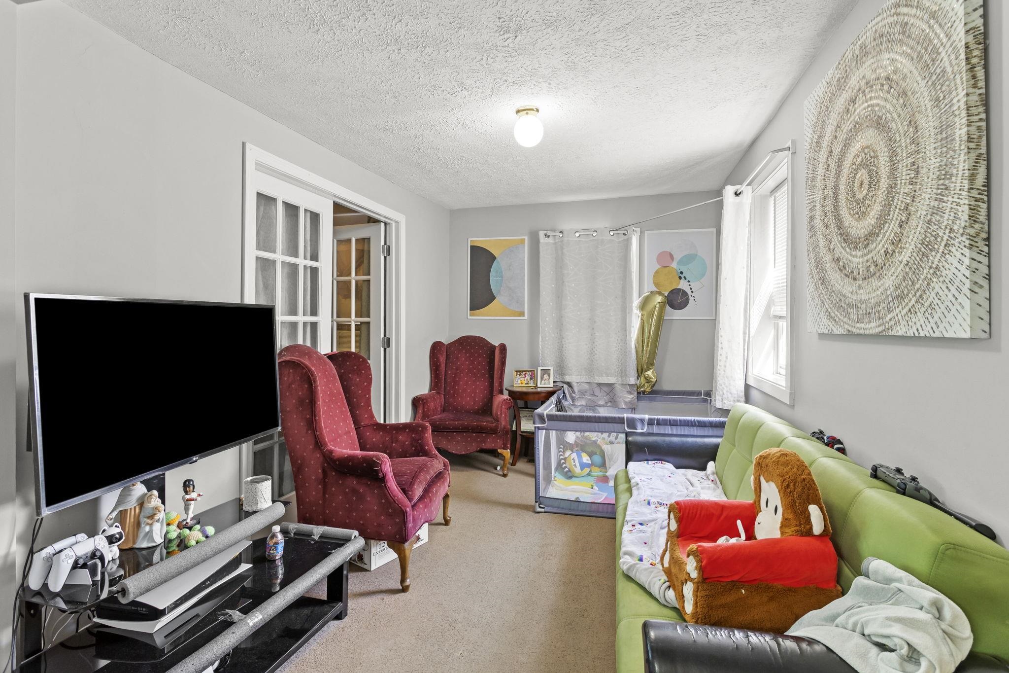 Manchester, New Hampshire, 03103, United States, ,3 BathroomsBathrooms,Residential,For Sale,1979681