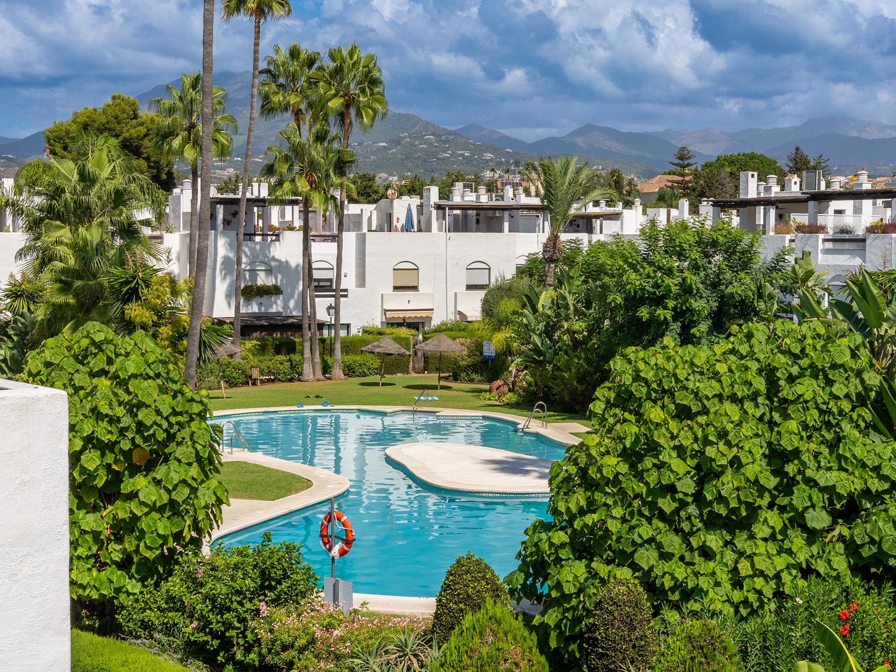  Beachside corner townhouse near Guadalmina with rooftop solarium - 物件實景
